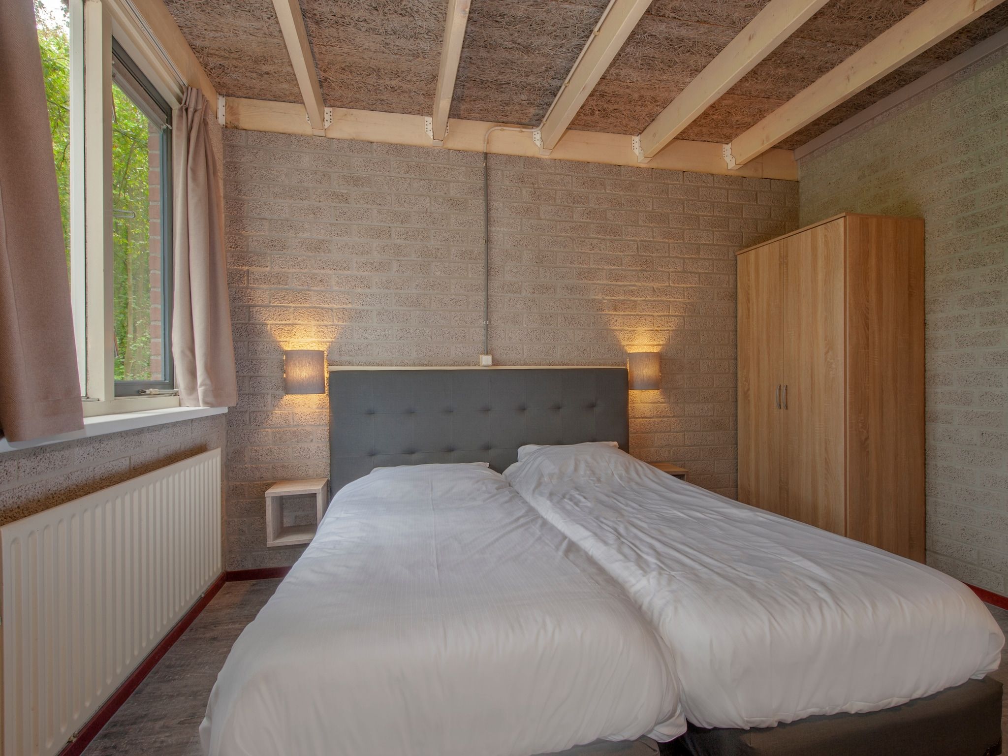 Een slaapkamer van Vakantiepark Weerterbergen 11 in Weert