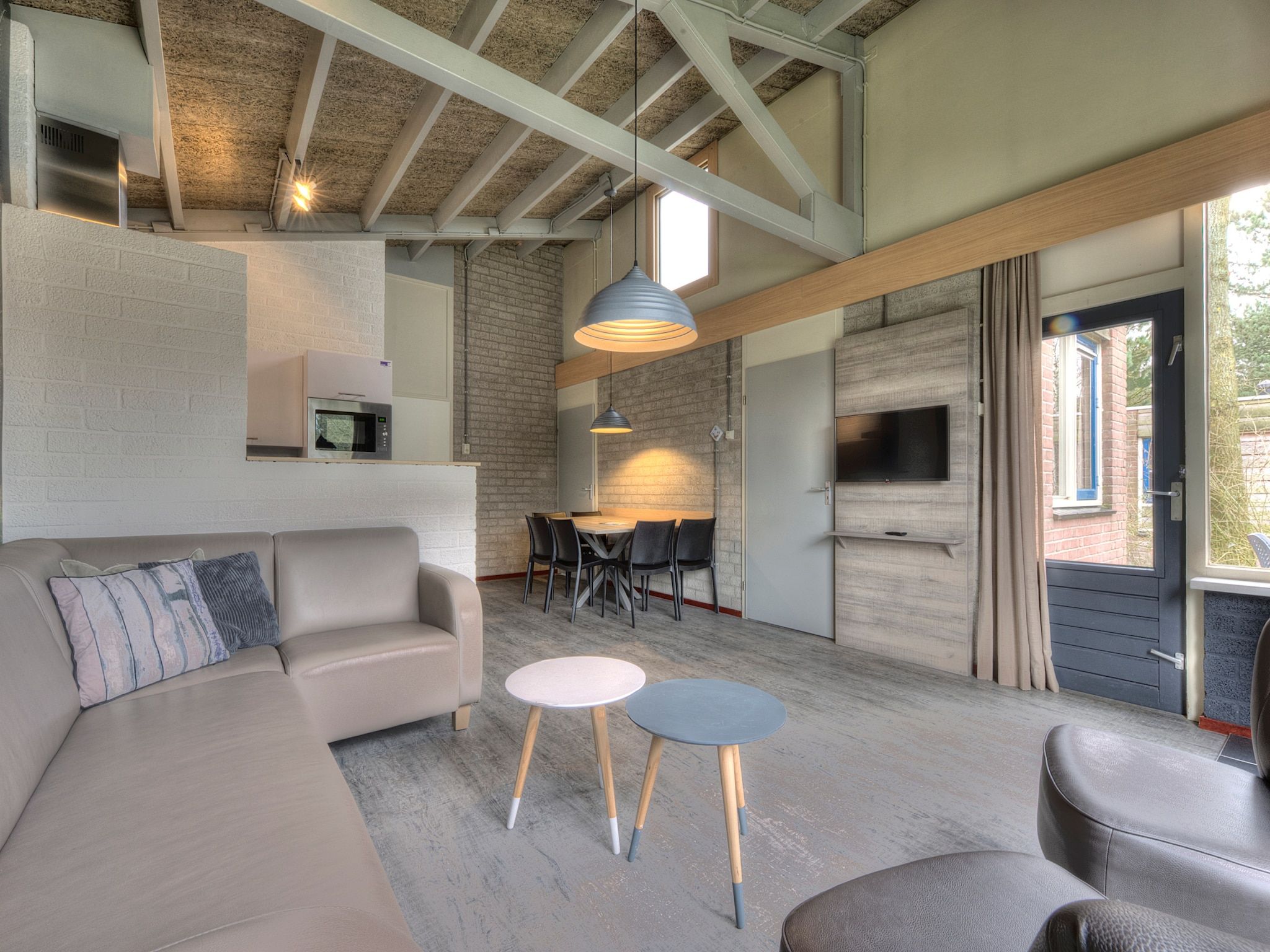 De woonkamer van Vakantiepark Weerterbergen 12 in Weert