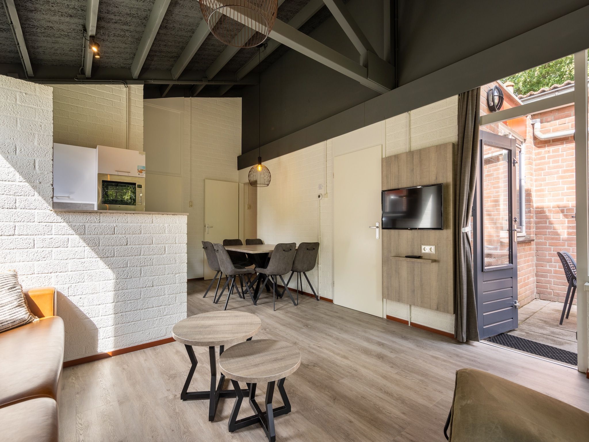 De woonkamer van Vakantiepark Weerterbergen 12 in Weert