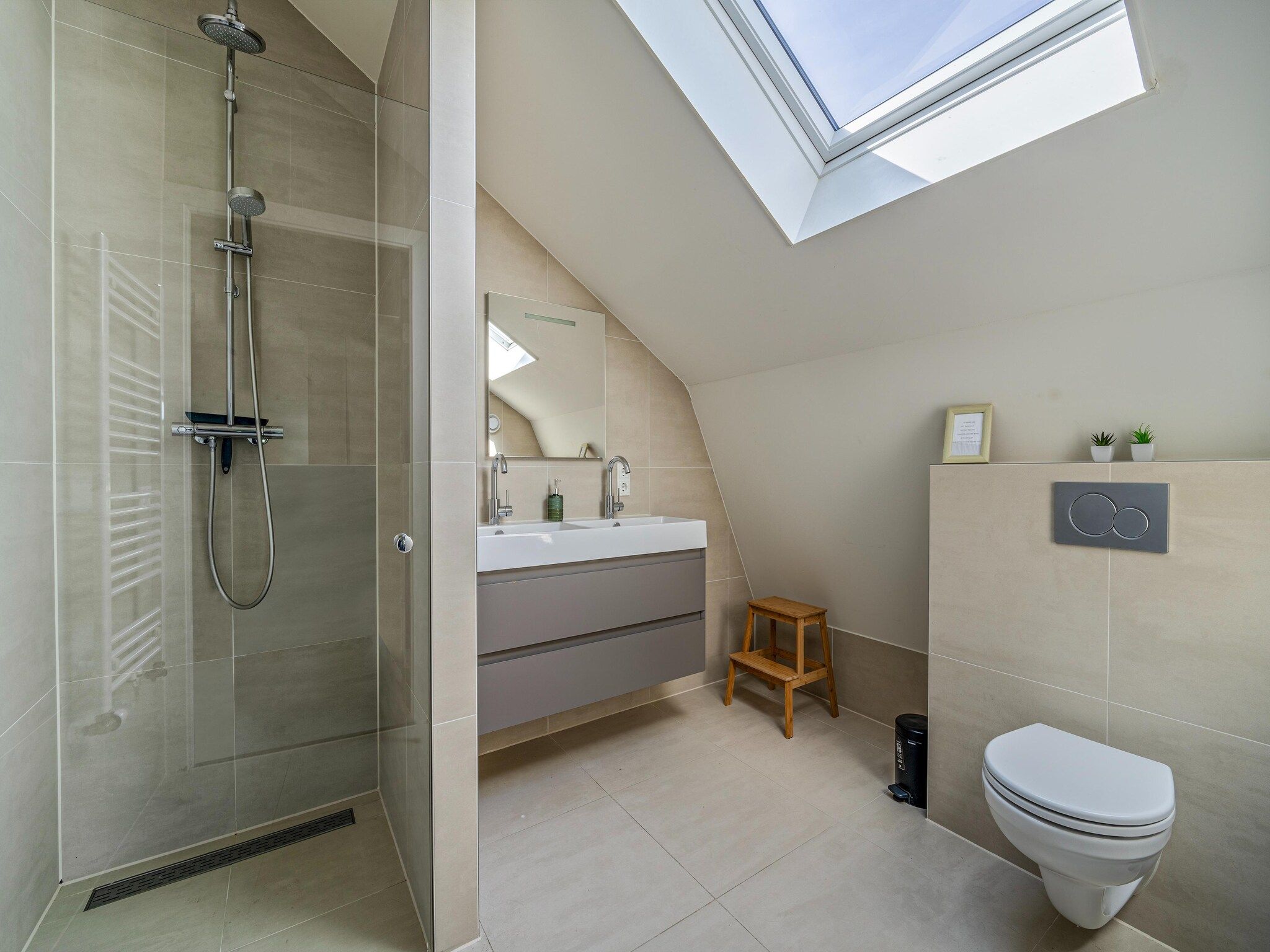 De badkamer van Duinvilla aan het Meer in Egmond aan den Hoef