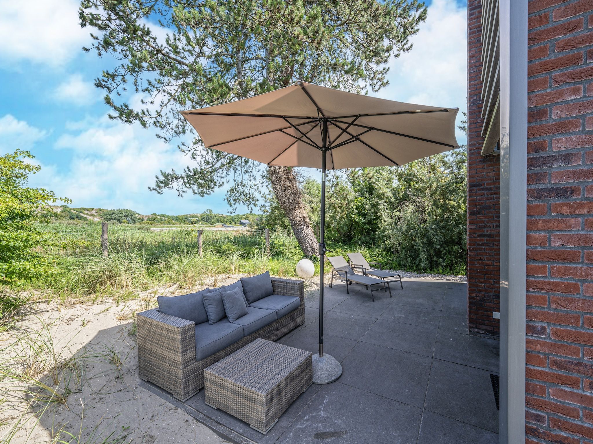 Het terras van Duinvilla in Egmond aan den Hoef