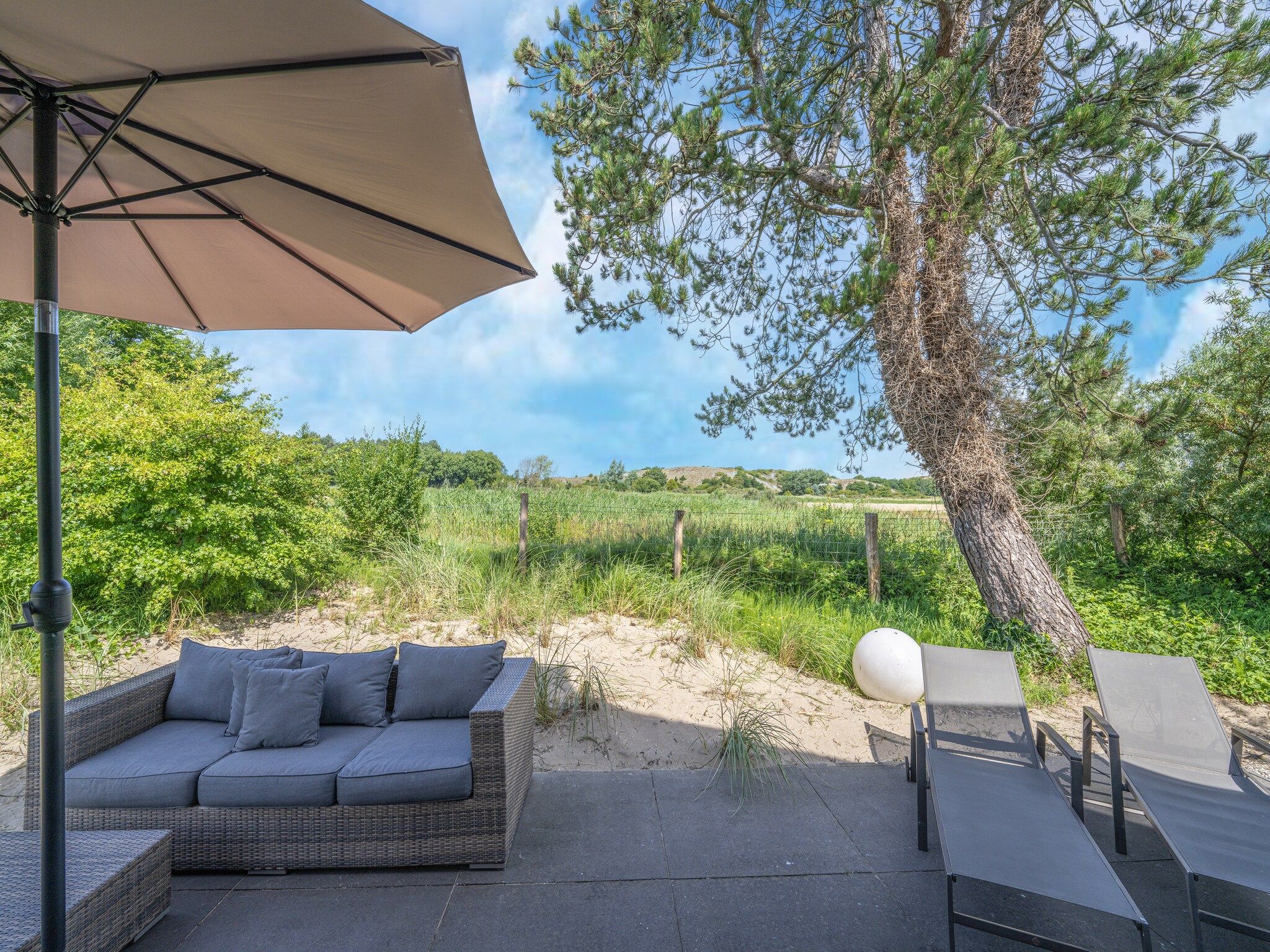 Het terras van Duinvilla aan het Meer in Egmond aan den Hoef