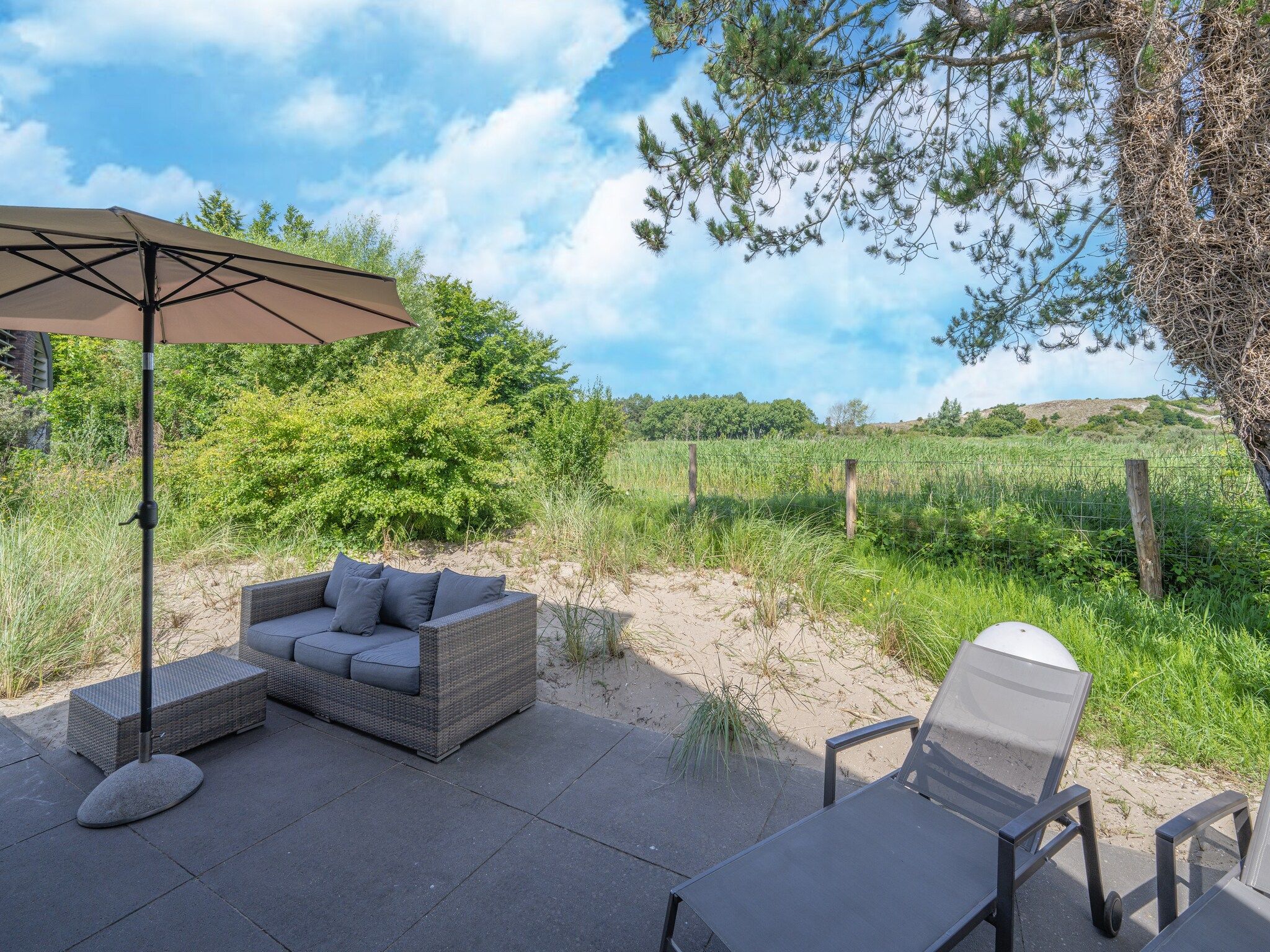 Het terras van Duinvilla aan het Meer in Egmond aan den Hoef