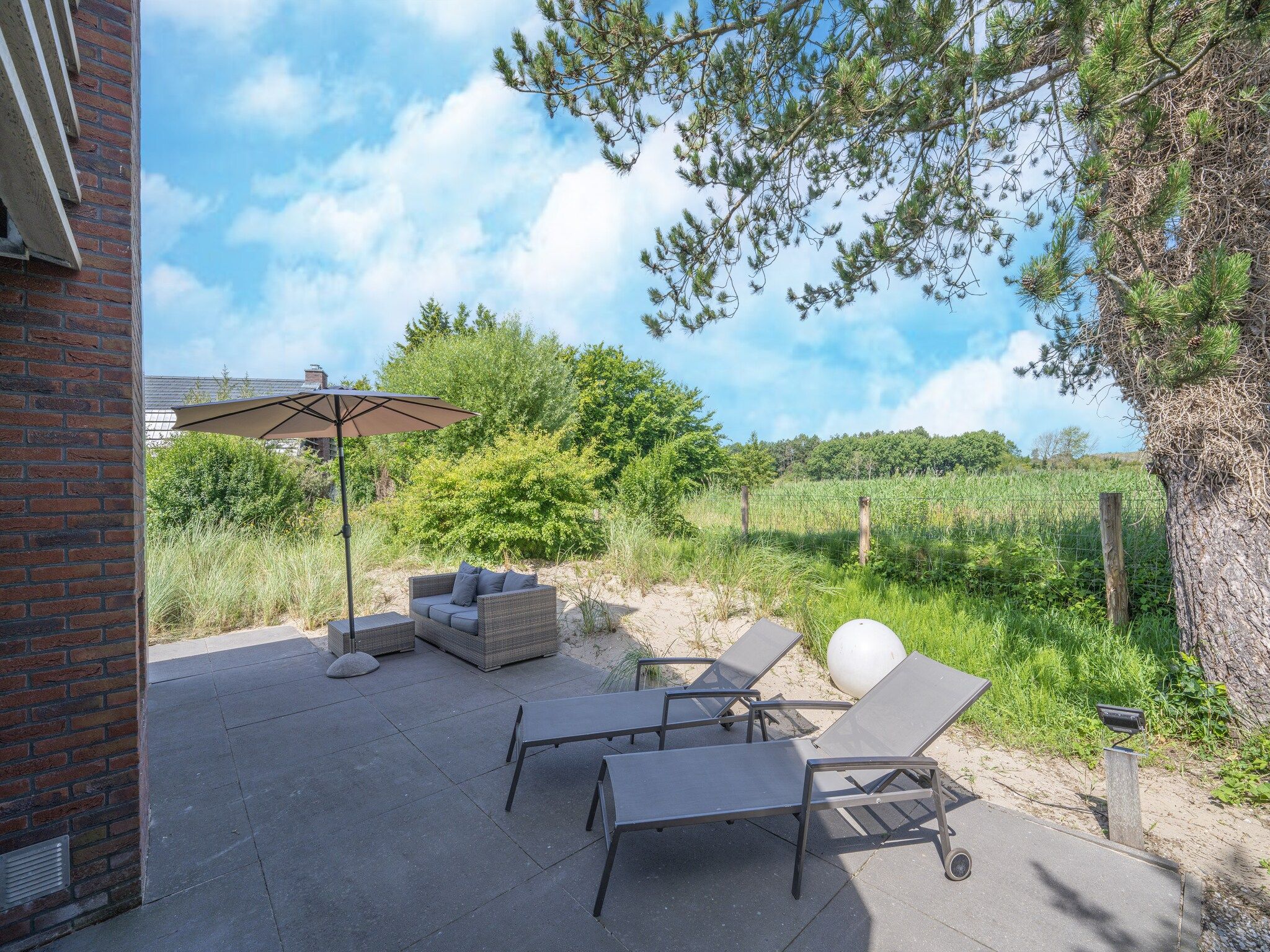 Het terras van Duinvilla aan het Meer in Egmond aan den Hoef