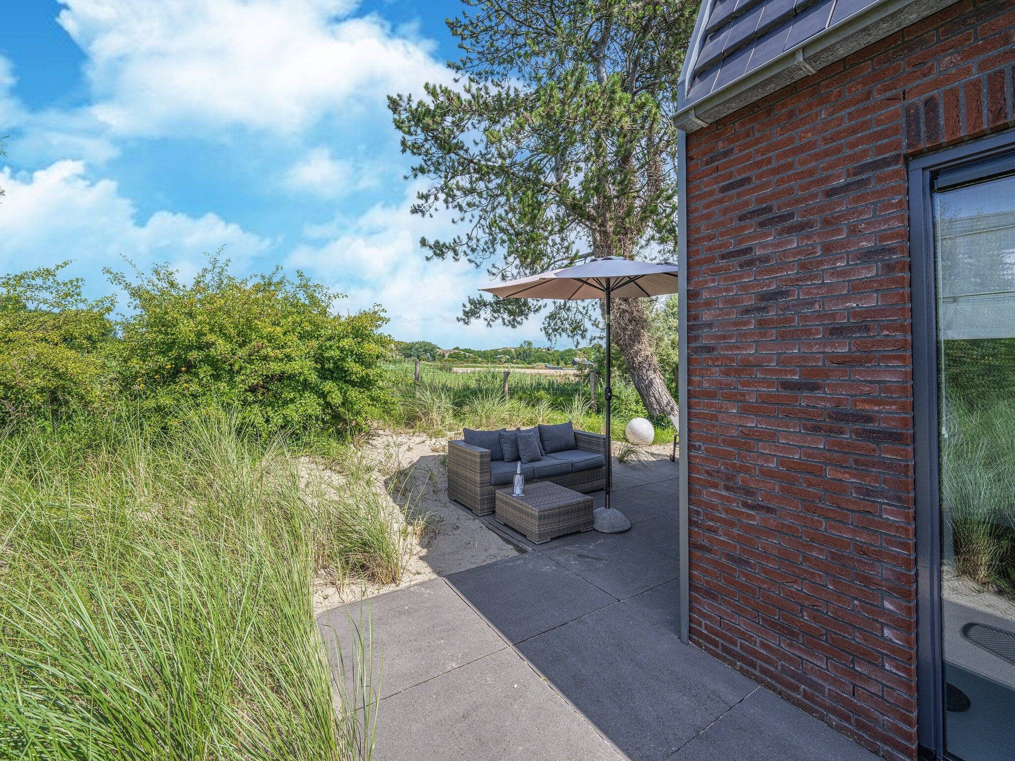 Het terras van Duinvilla aan het Meer in Egmond aan den Hoef