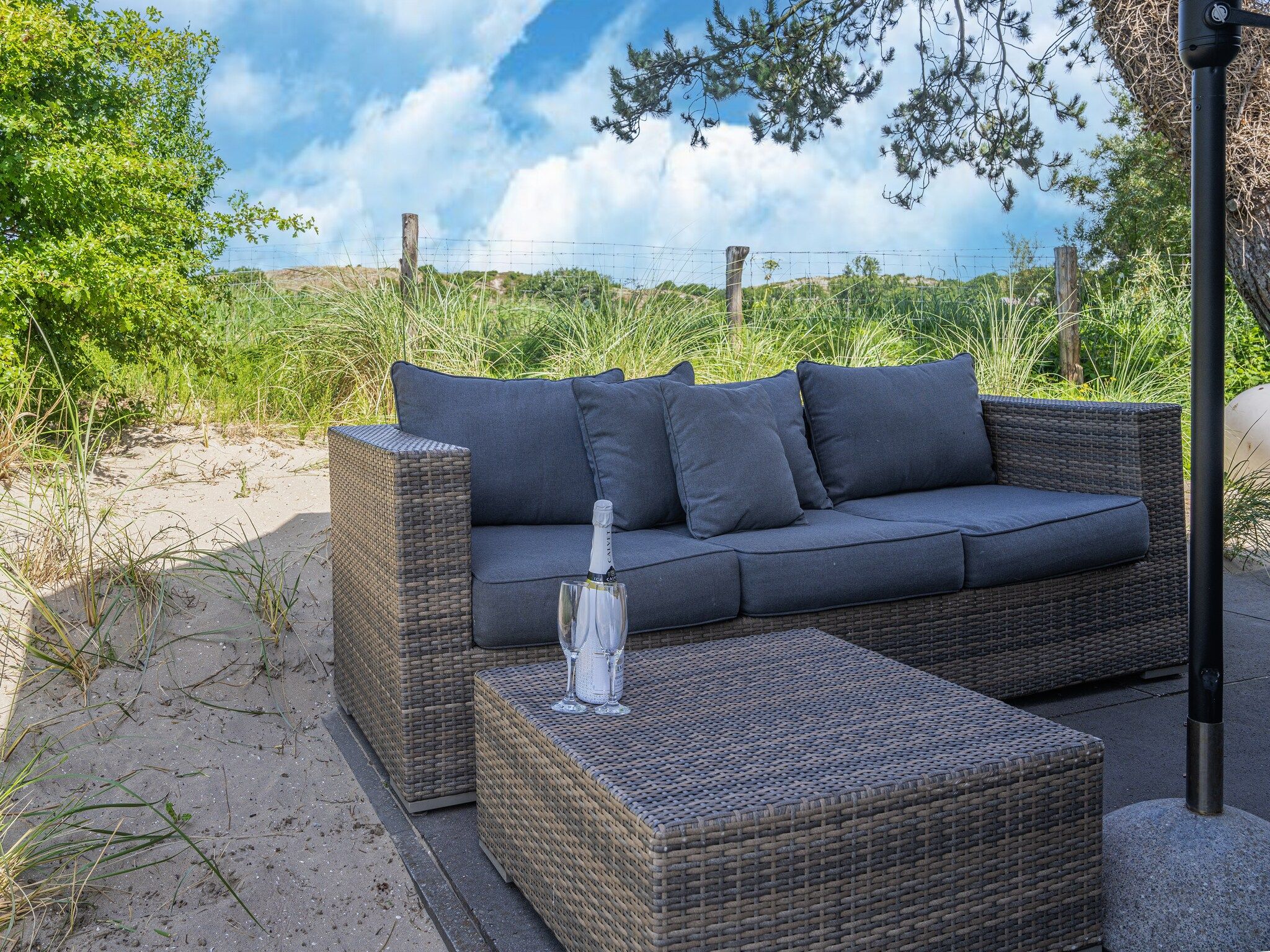 Het terras van Duinvilla aan het Meer in Egmond aan den Hoef