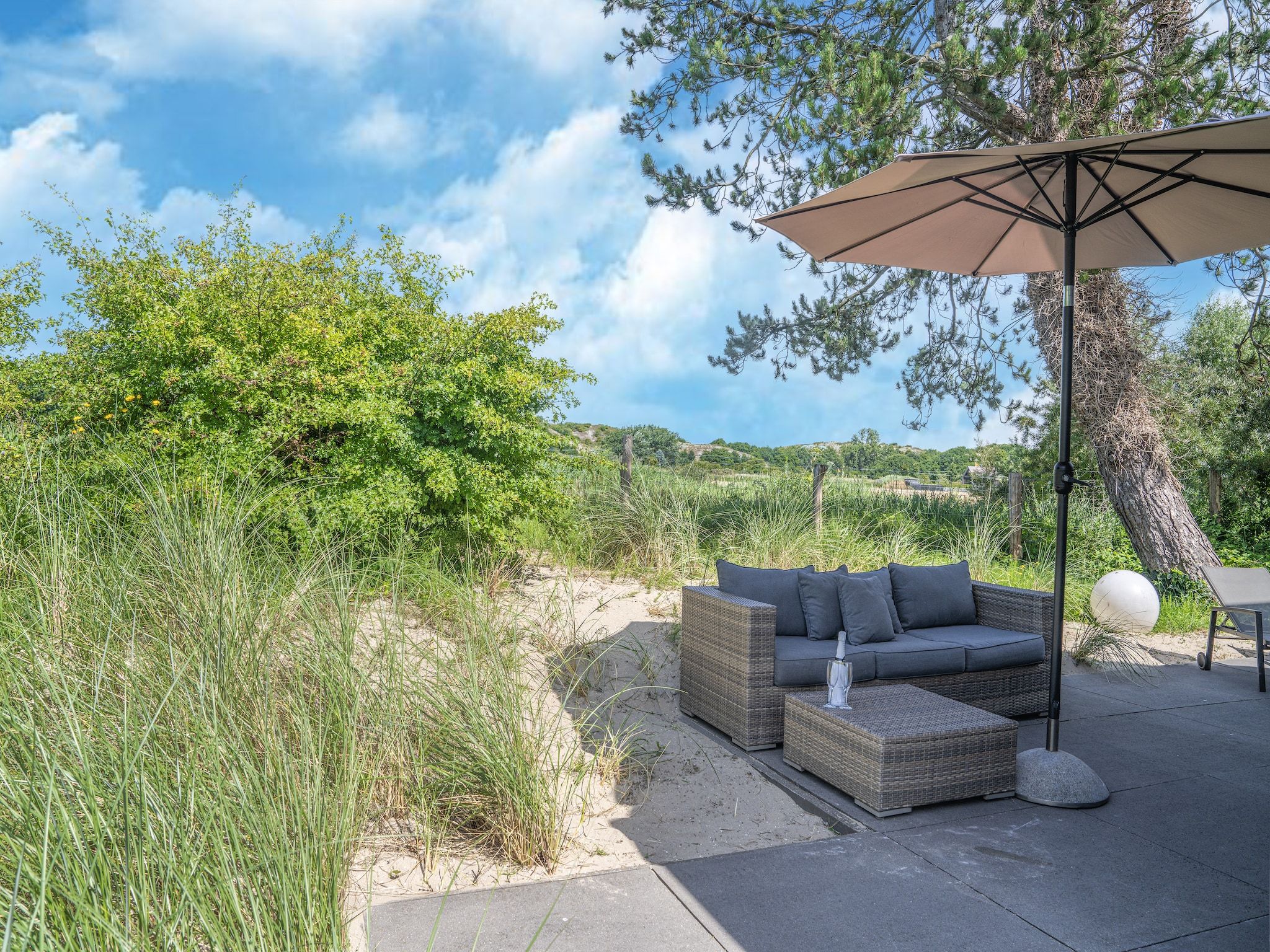 Het terras van Duinvilla in Egmond aan den Hoef