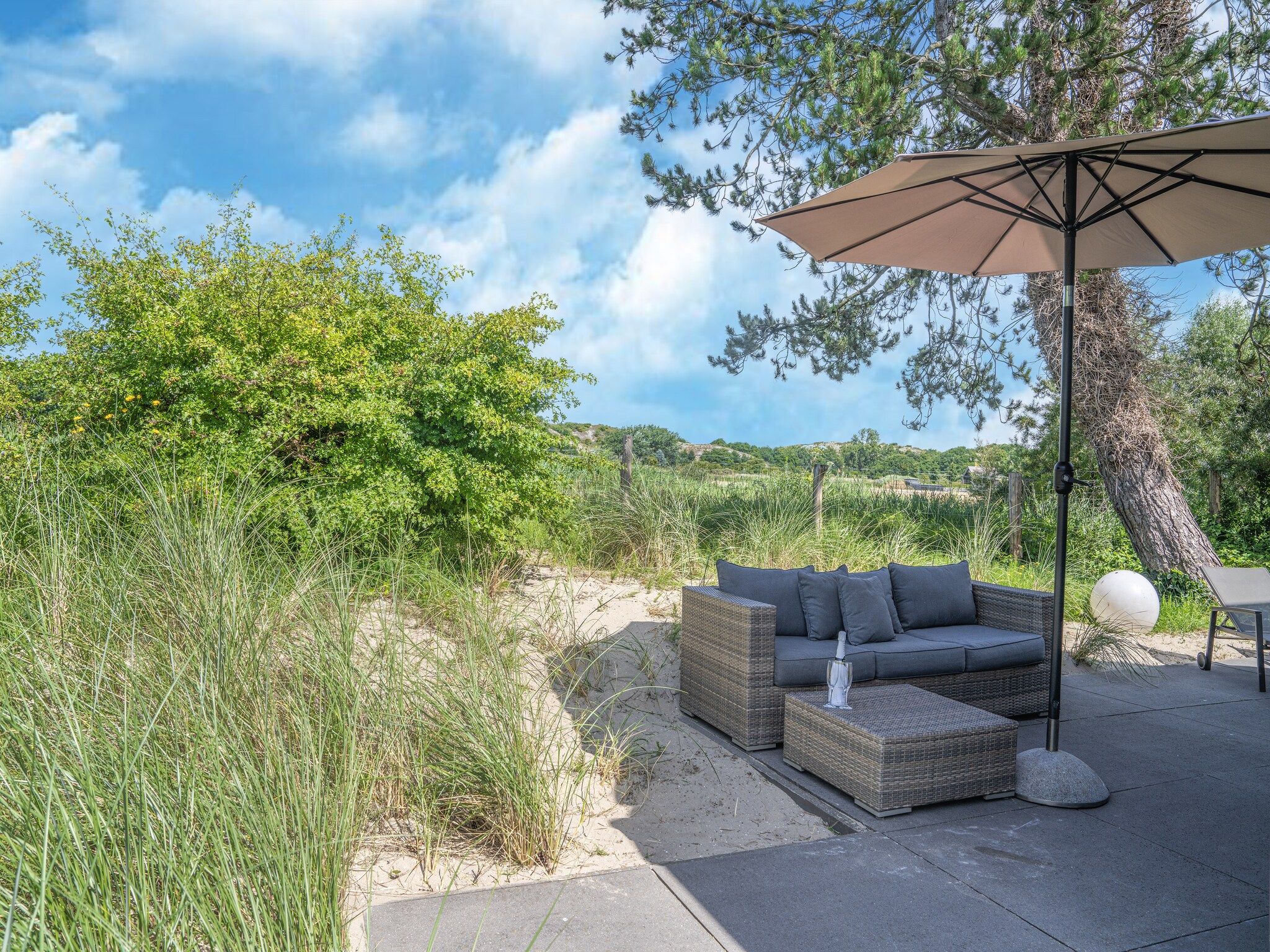 Het terras van Duinvilla aan het Meer in Egmond aan den Hoef