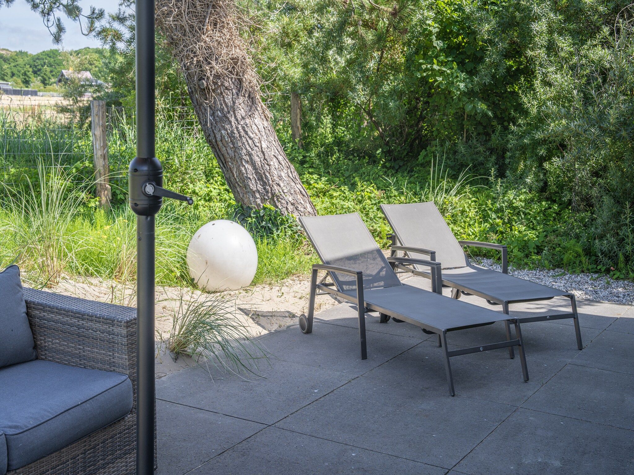 Het terras van Duinvilla aan het Meer in Egmond aan den Hoef