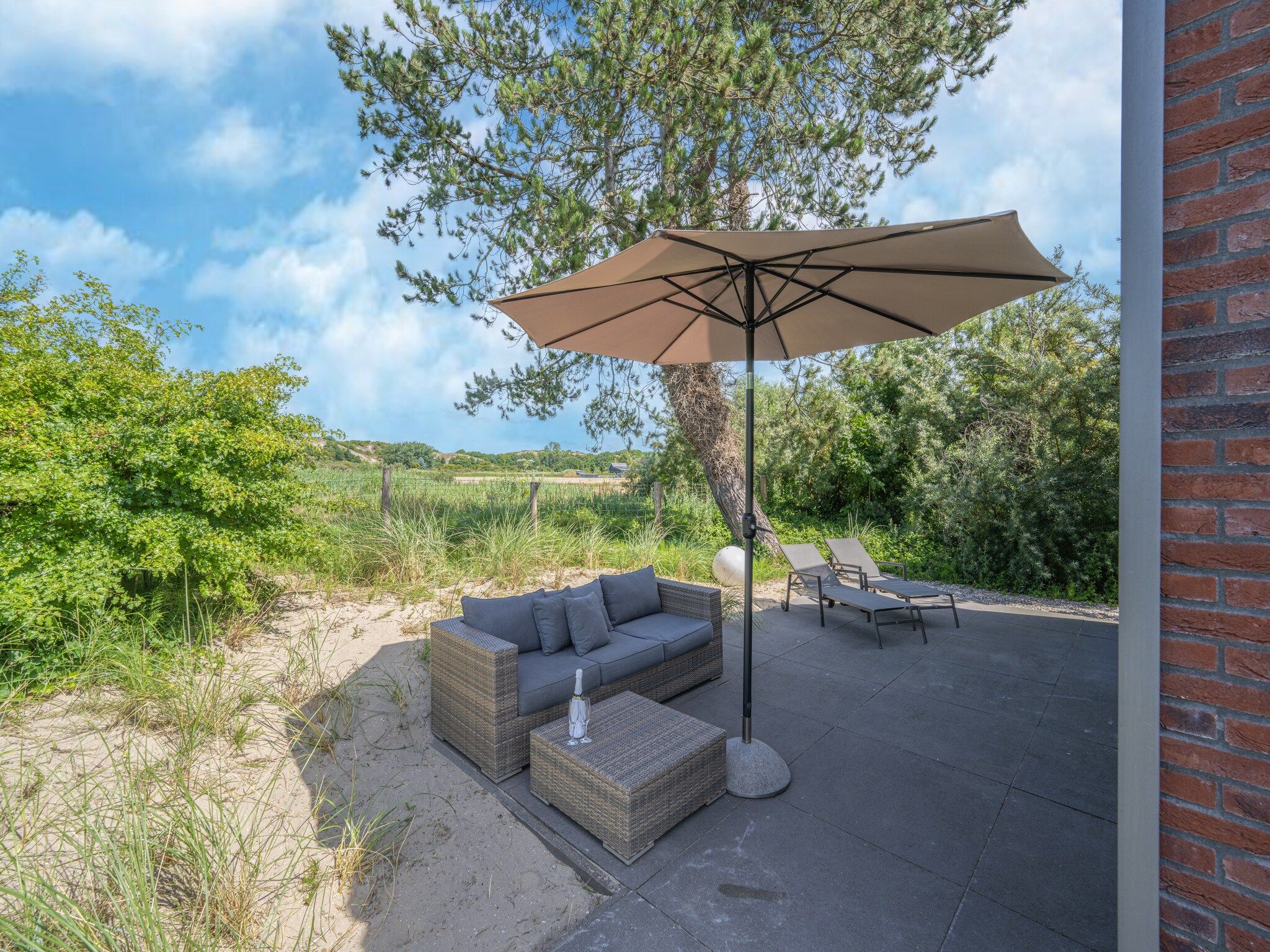 Het terras van Duinvilla aan het Meer in Egmond aan den Hoef