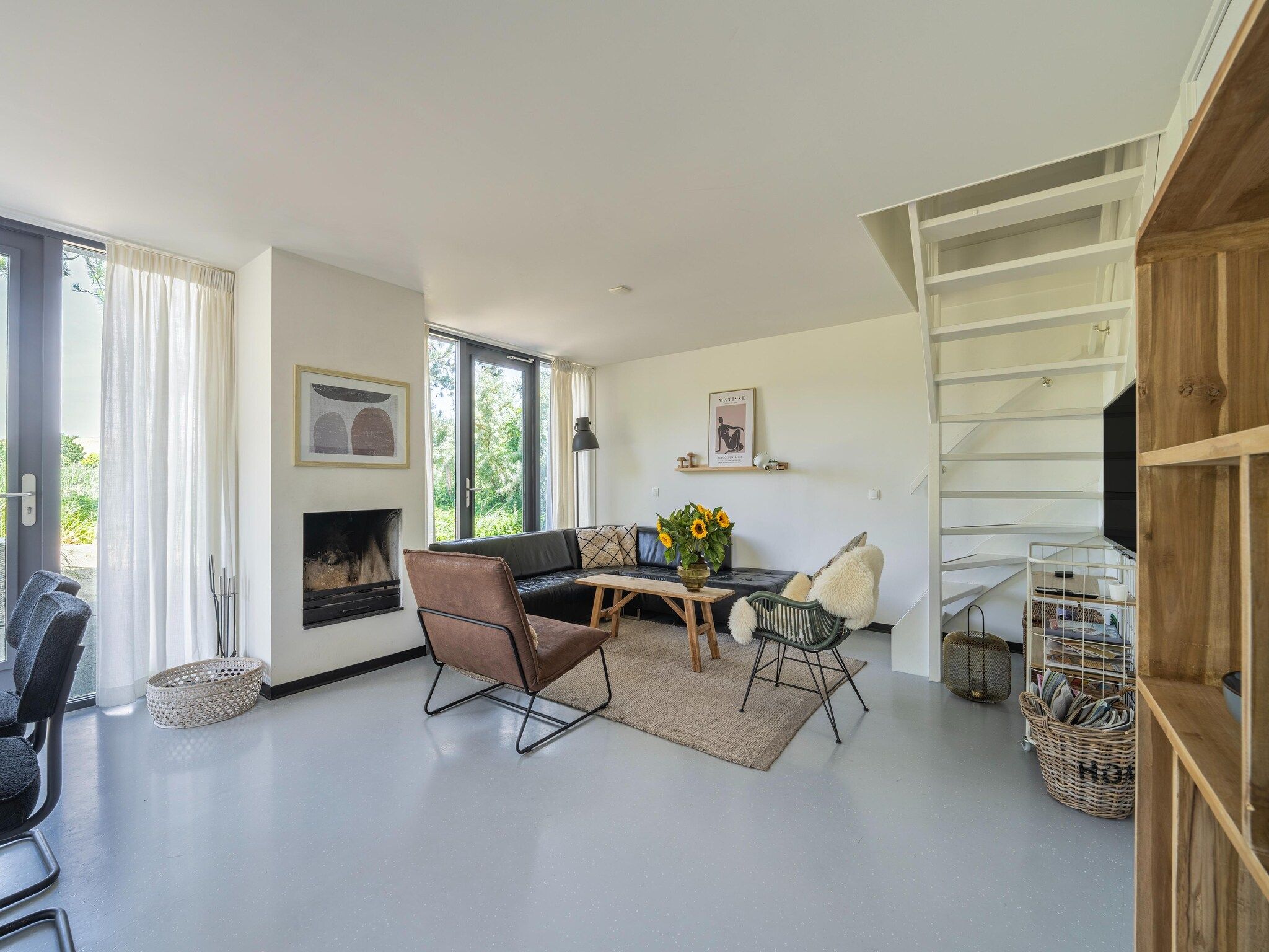 De woonkamer van Duinvilla aan het Meer in Egmond aan den Hoef