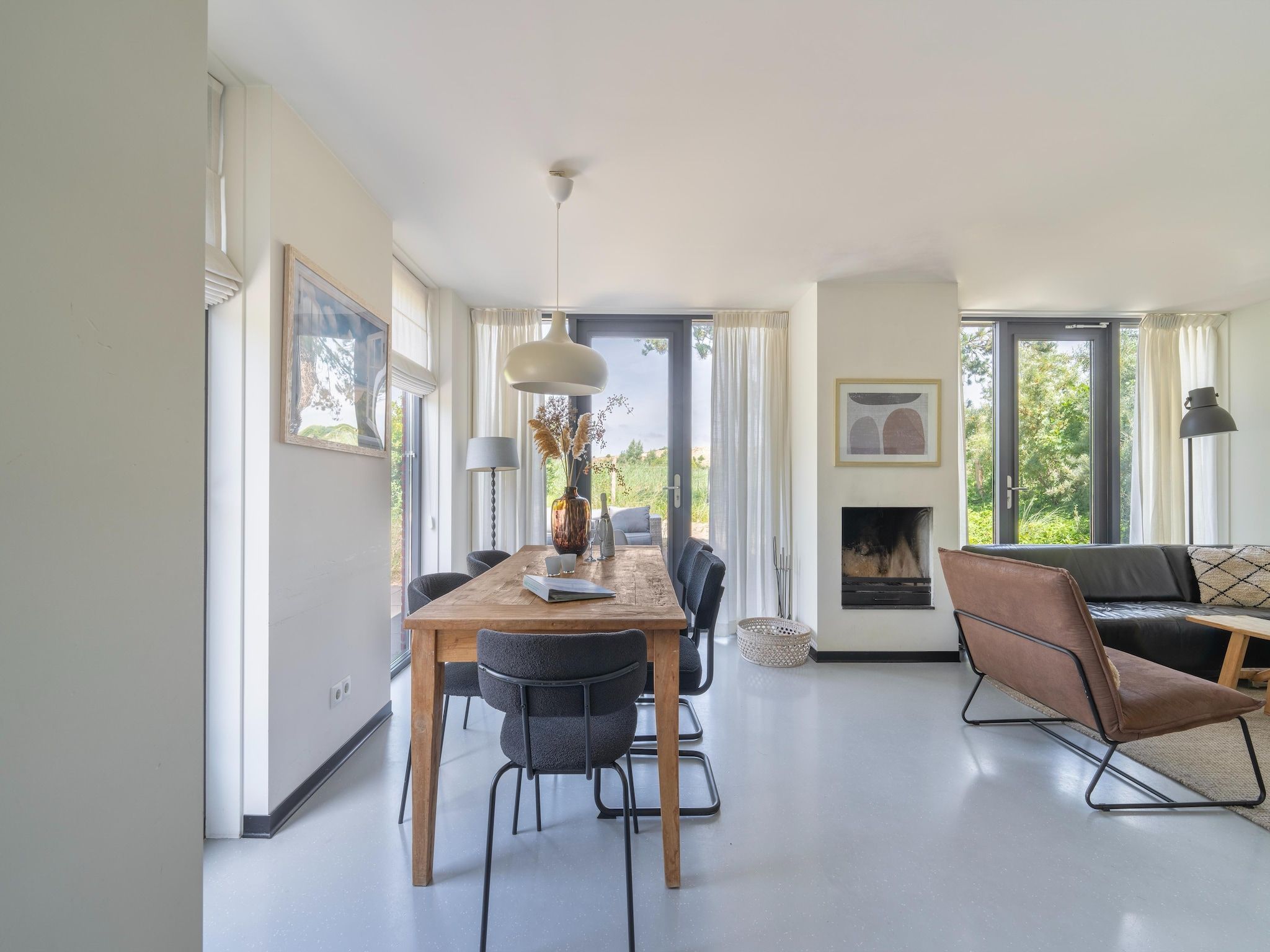 De eetkamer van Duinvilla aan het Meer in Egmond aan den Hoef