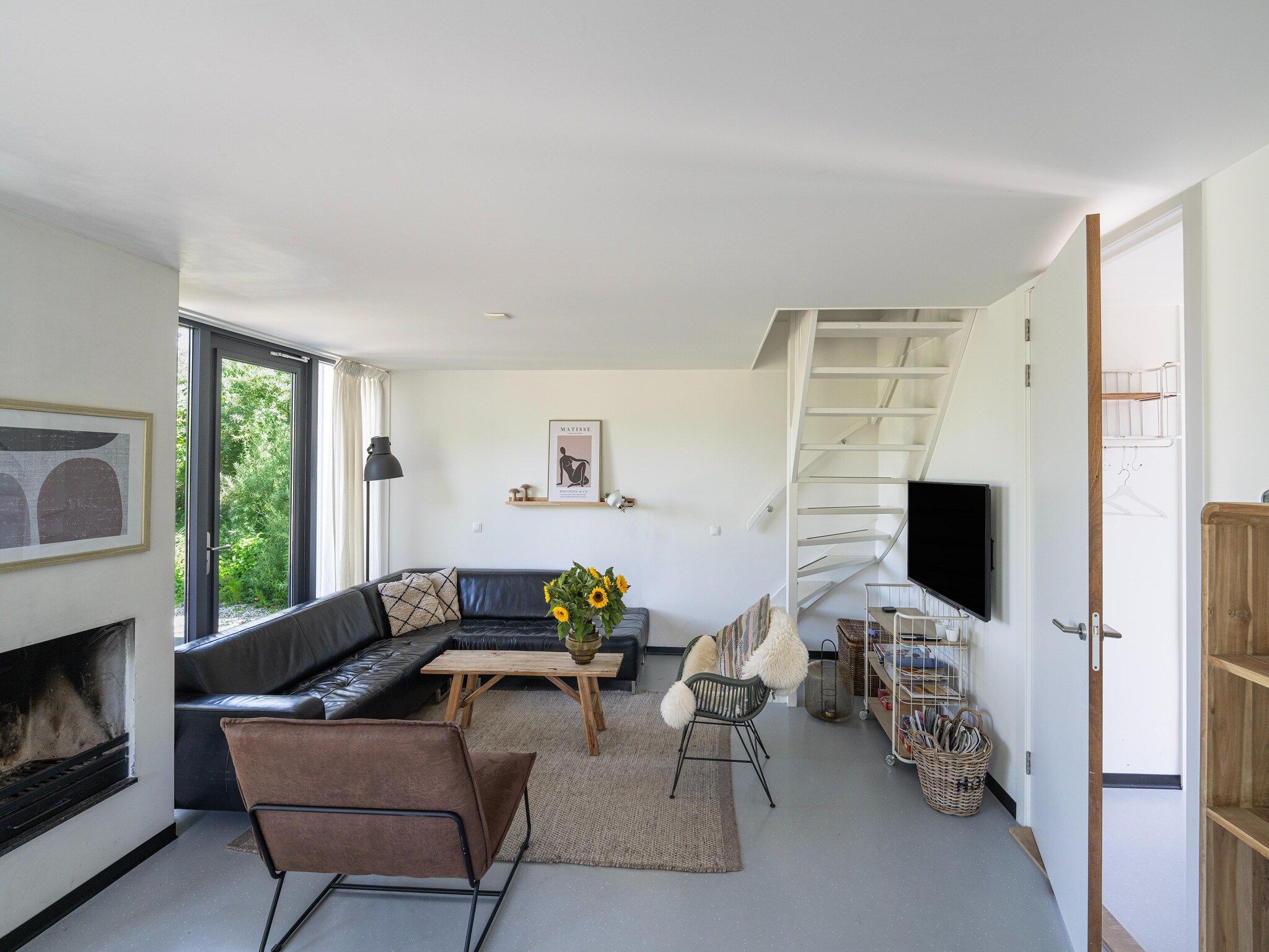 De woonkamer van Duinvilla aan het Meer in Egmond aan den Hoef