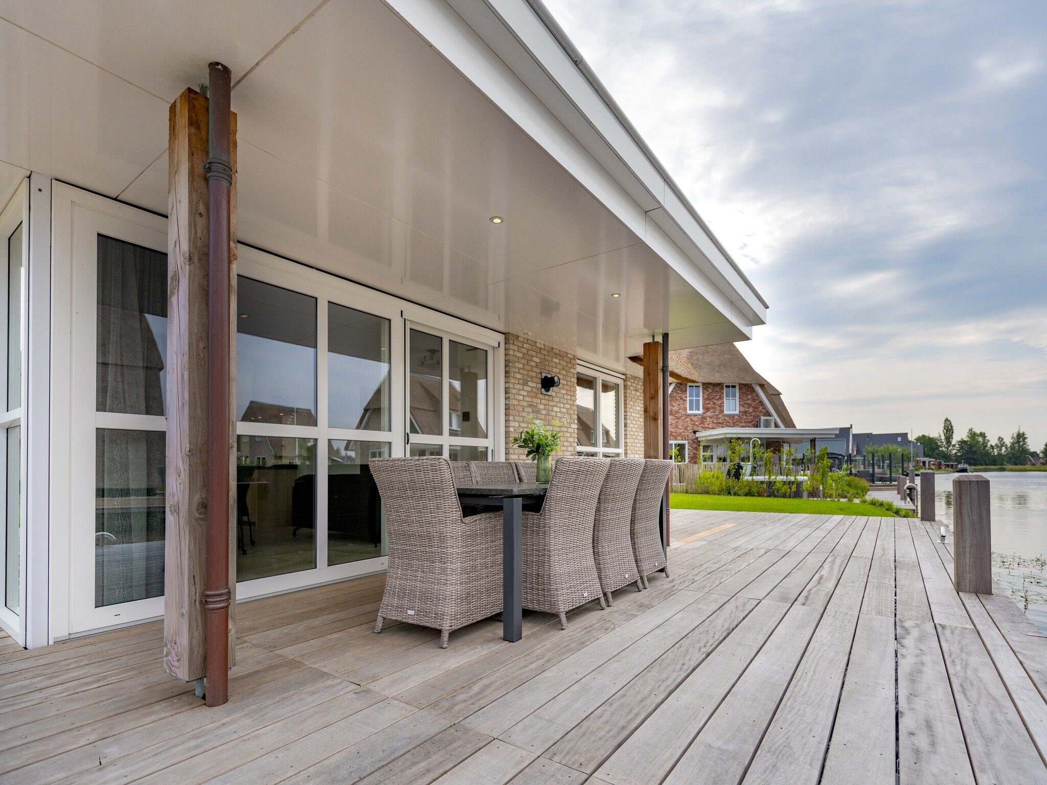 Het terras van Friese Meren Villa's 5 in Delfstrahuizen