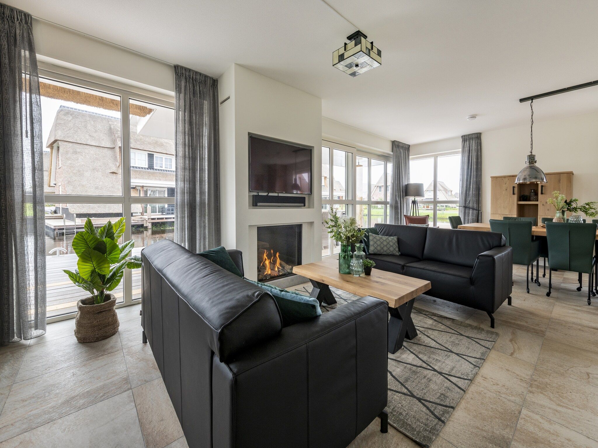 De woonkamer van Friese Meren Villa's 5 in Delfstrahuizen