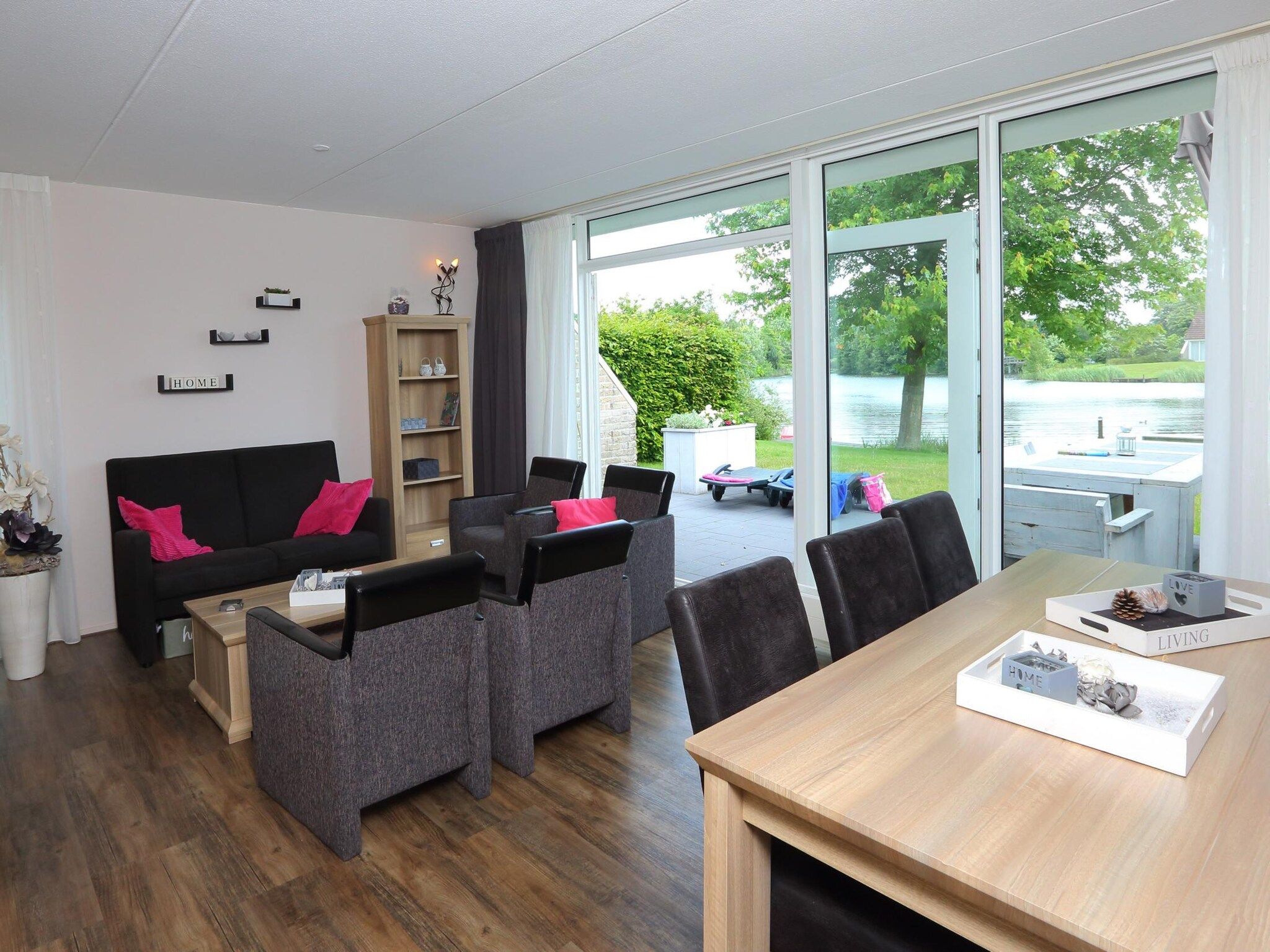 De eetkamer van Vakantiepark Emslandermeer 2 in Vlagtwedde