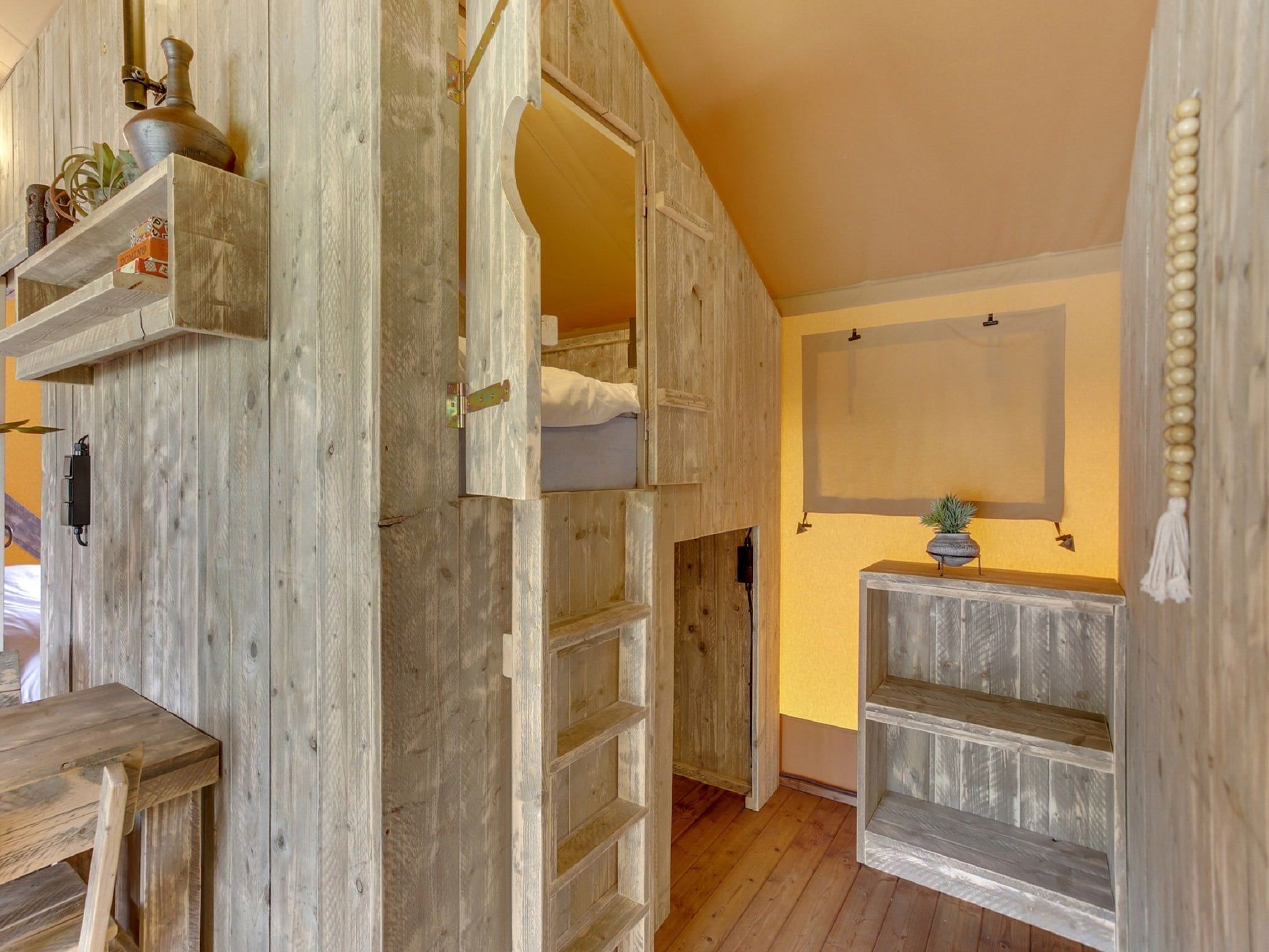 Een slaapkamer van Vakantiepark Sandberghe 10 in Uden