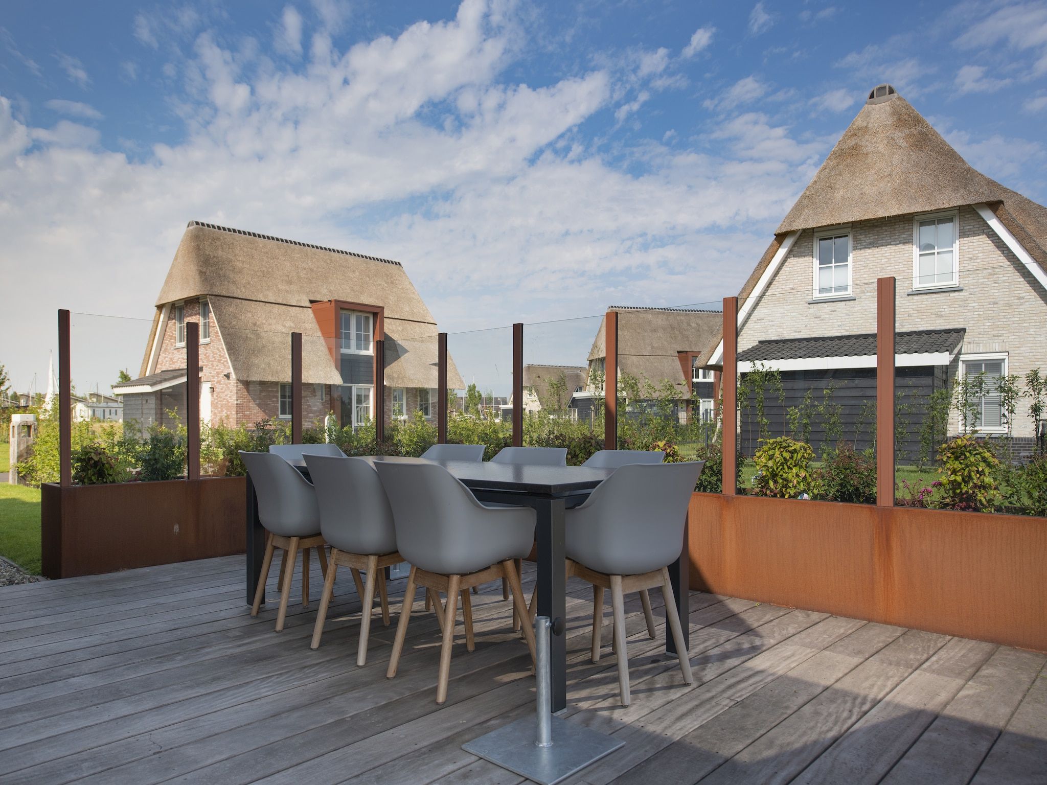 Het terras van Friese Meren Villa's 7 in Delfstrahuizen