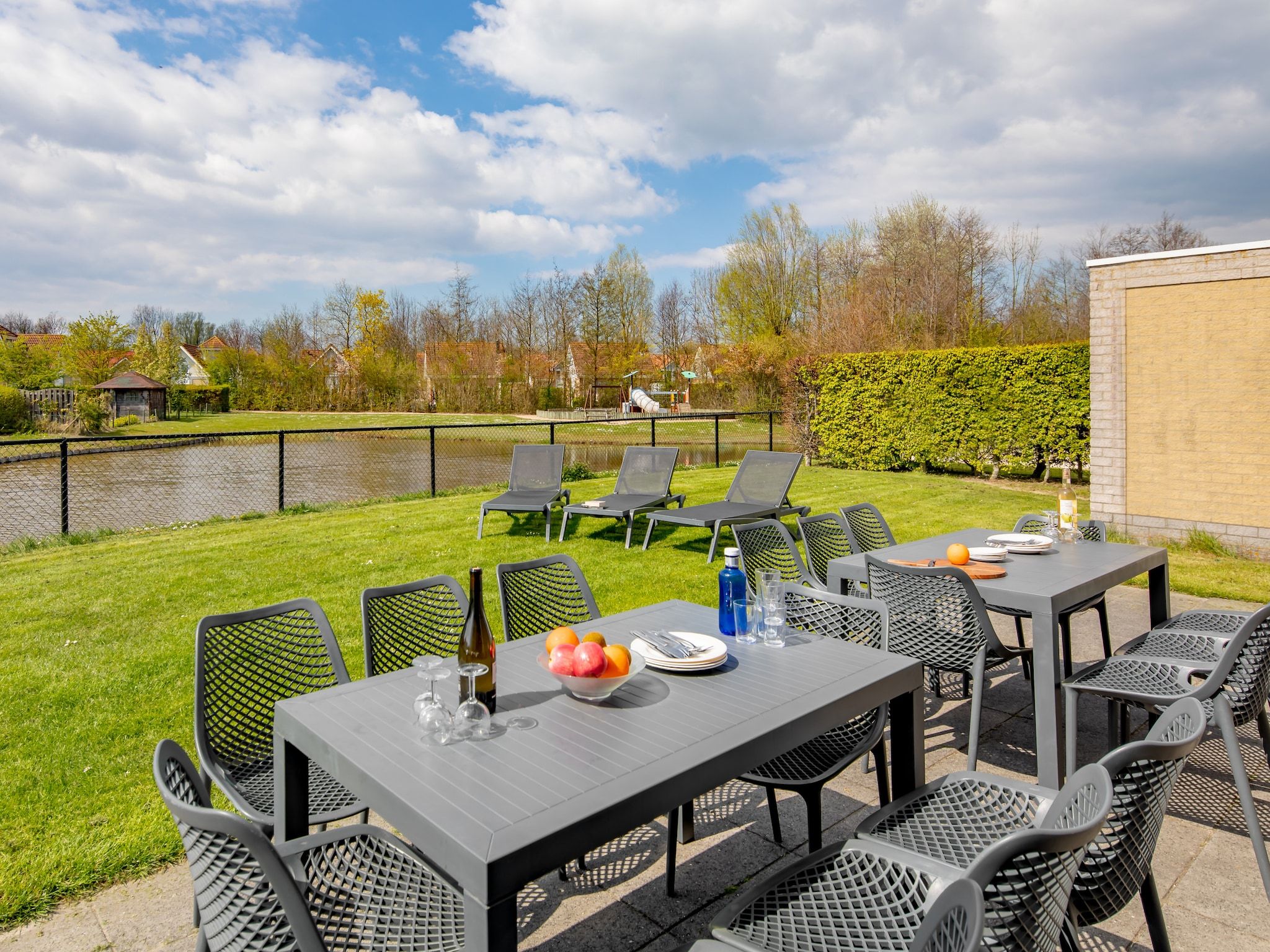 Het terras van Noordzee Résidence De Banjaard 1 in Kamperland