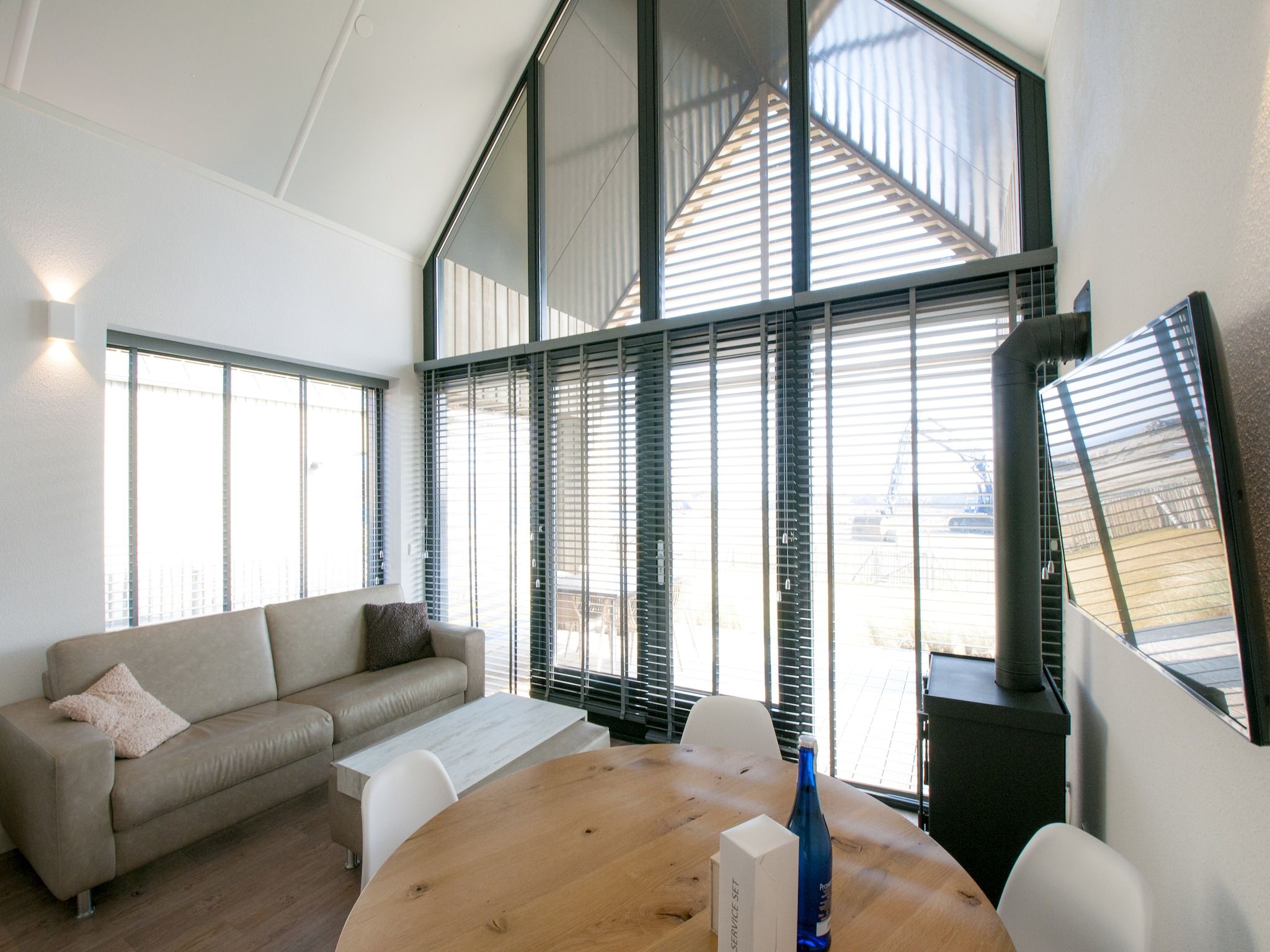 De woonkamer van Resort Waterrijk Oesterdam 1 in Tholen