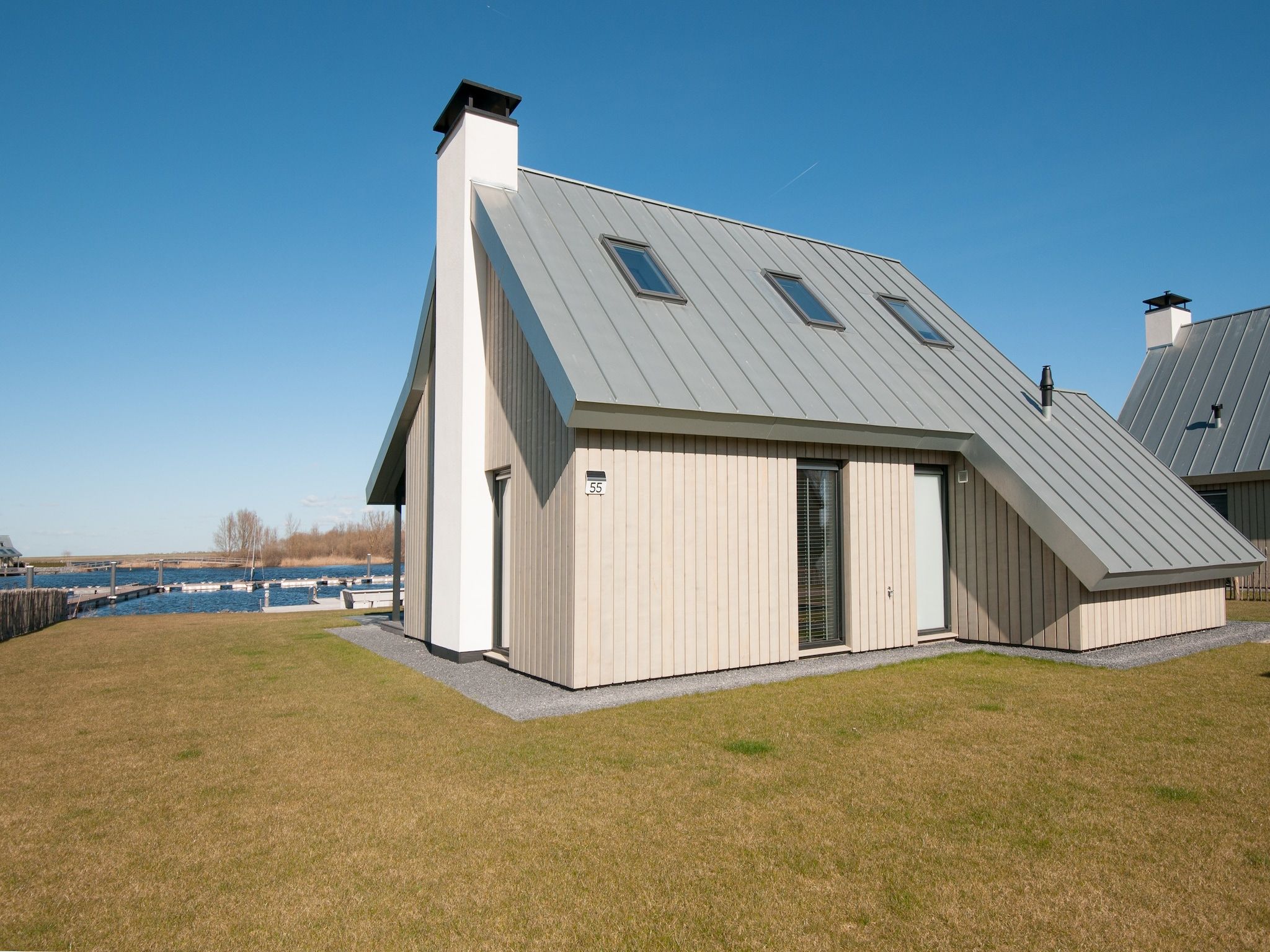 De buitenkant van Resort Waterrijk Oesterdam 2 in Tholen