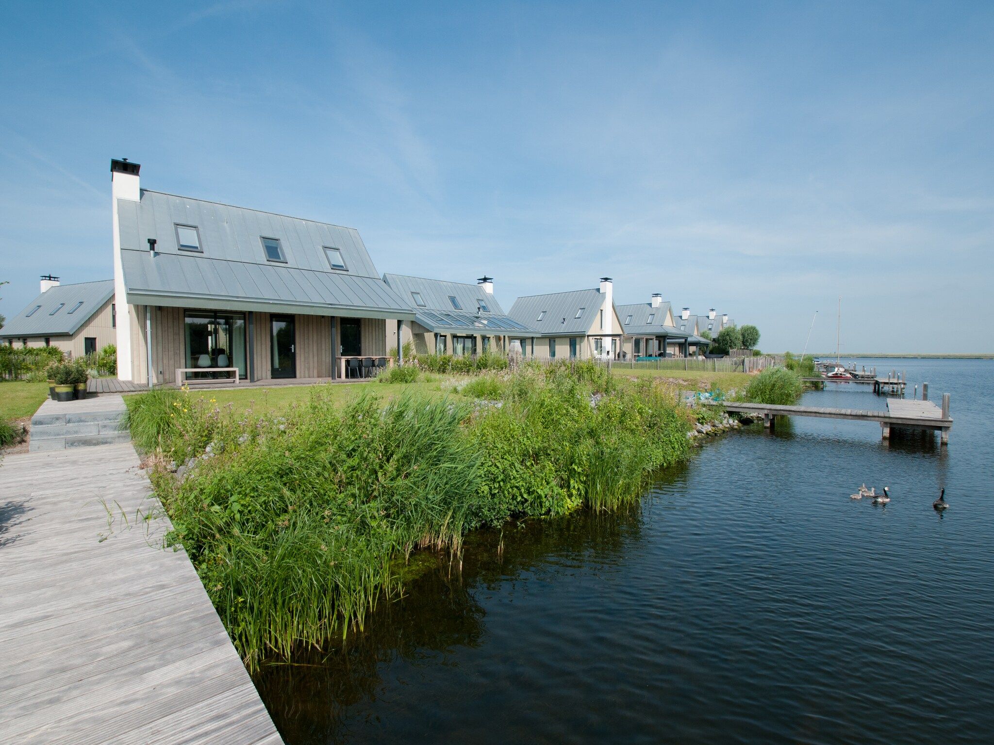 De buitenkant van Resort Waterrijk Oesterdam 4 in Tholen