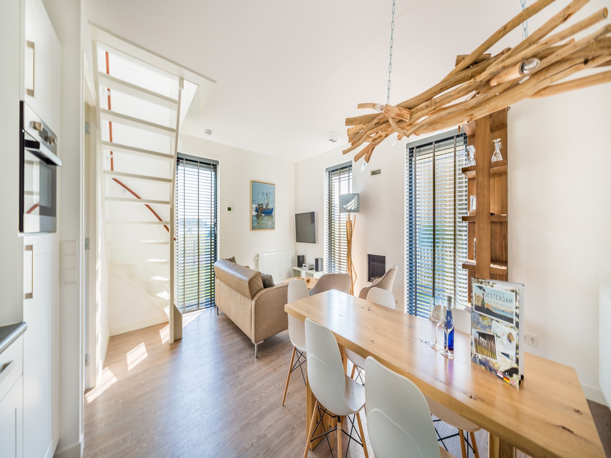 De woonkamer van Resort Waterrijk Oesterdam 4 in Tholen