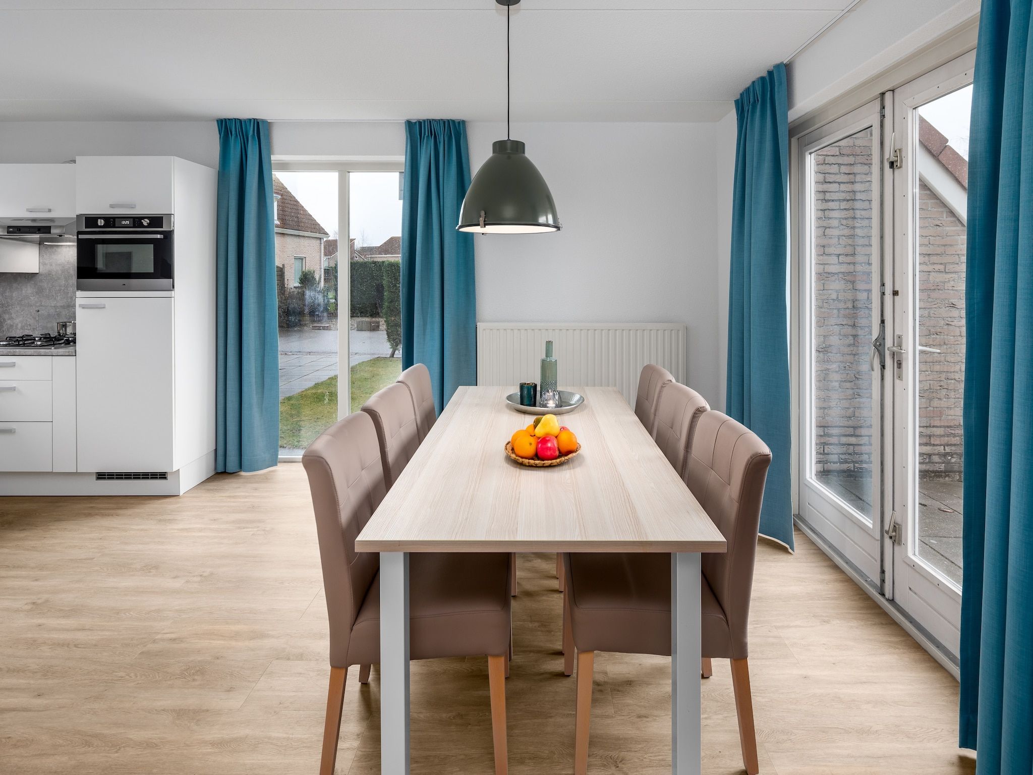 De eetkamer van Vakantiepark Zeebad 10 in Breskens