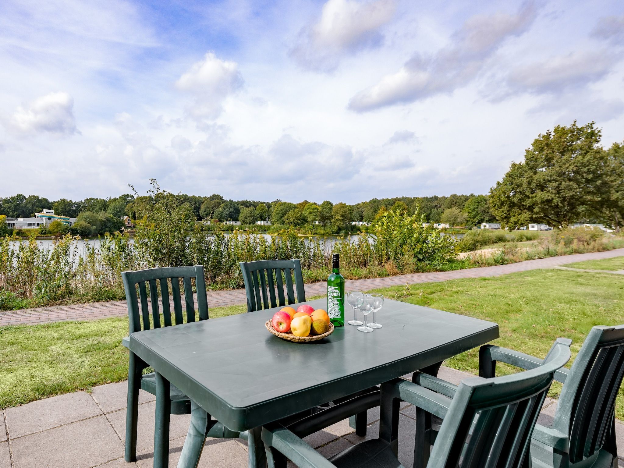 Het terras van Vakantiepark Hunzedal 14 in Borger