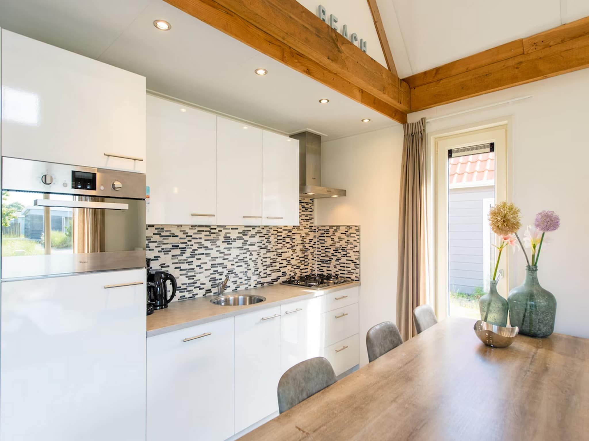 De keuken van Vakantiepark Boomhiemke 15 in Hollum