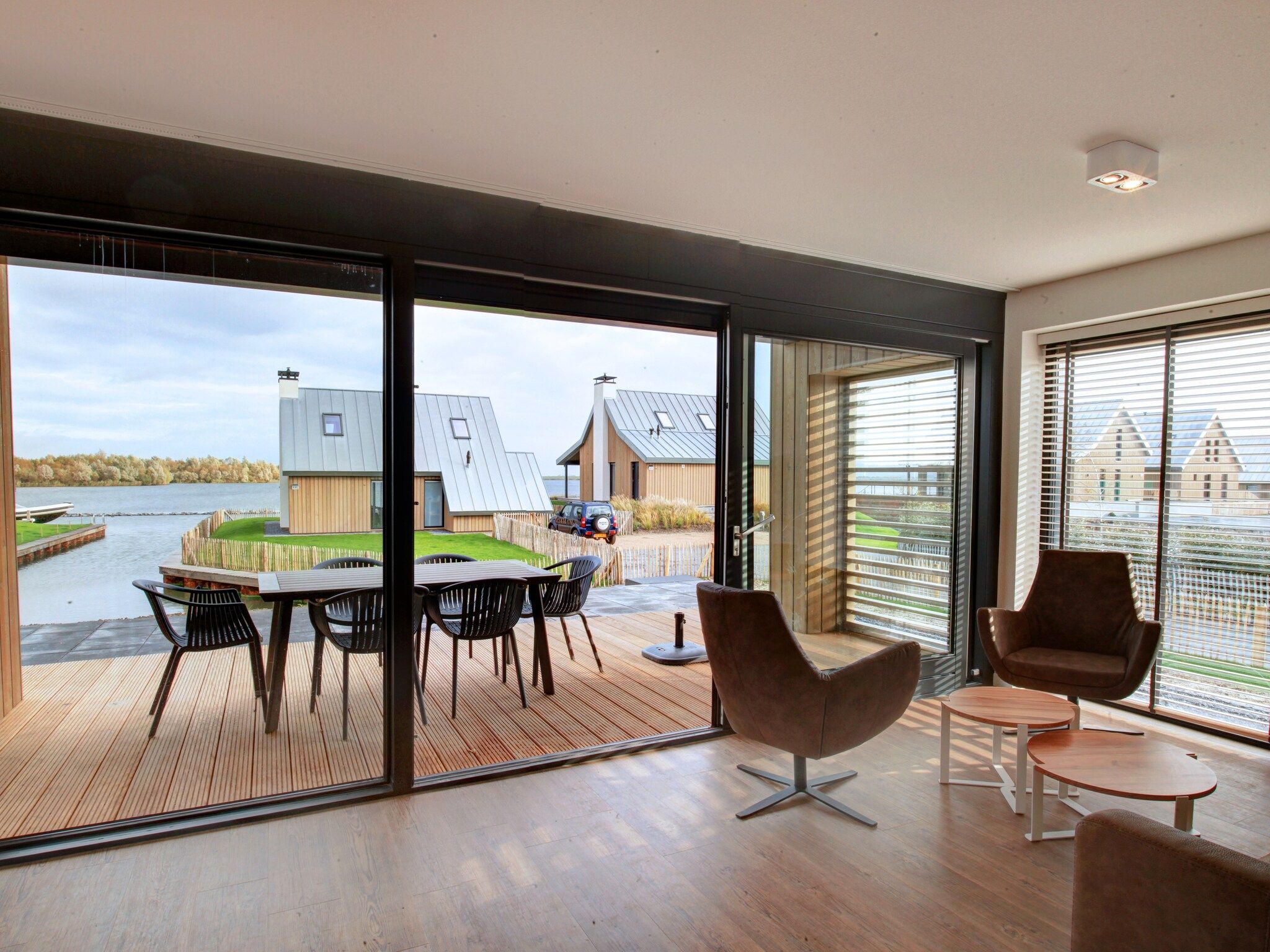 De woonkamer van Resort Waterrijk Oesterdam 7 in Tholen