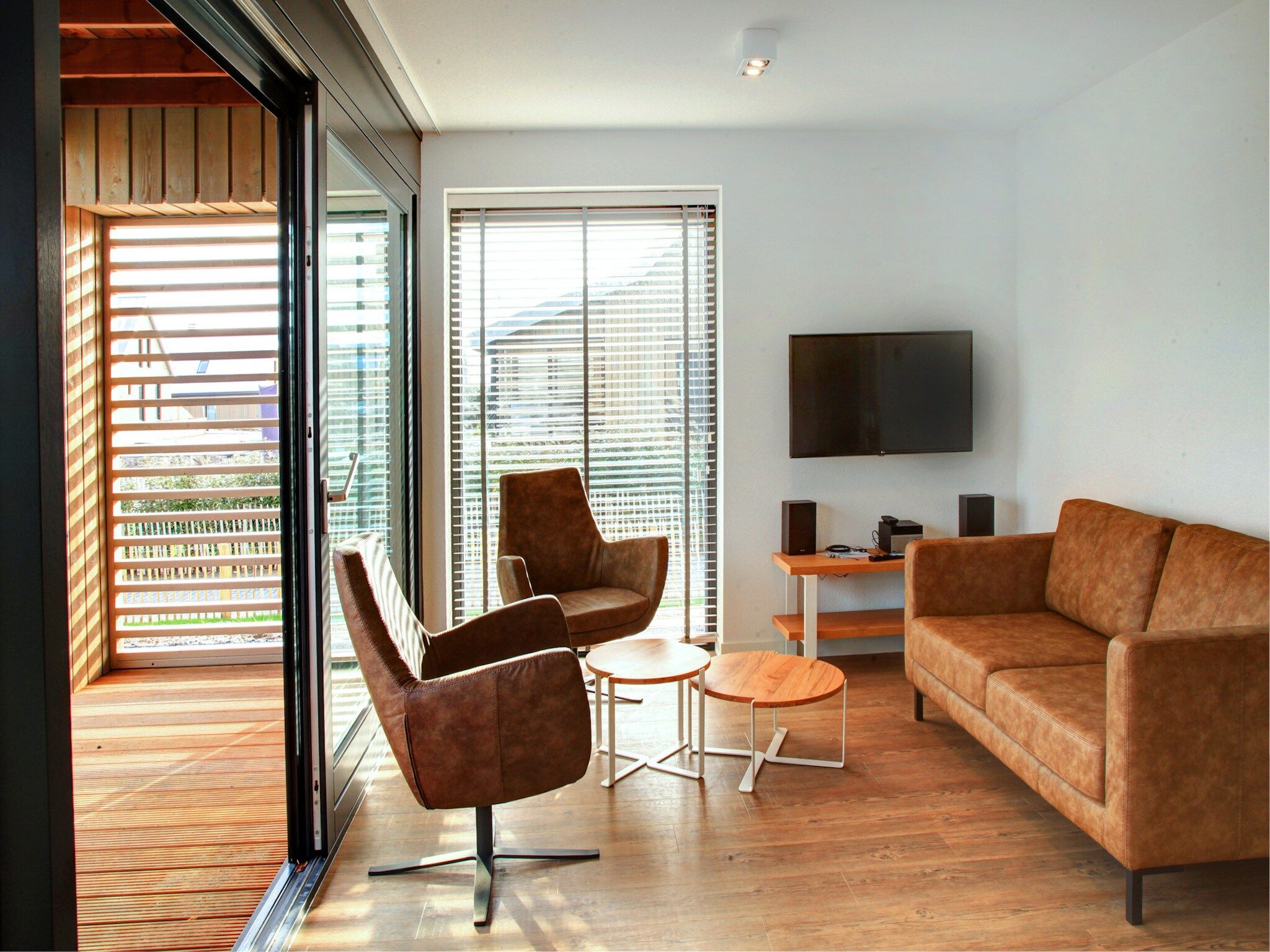 De woonkamer van Resort Waterrijk Oesterdam 7 in Tholen