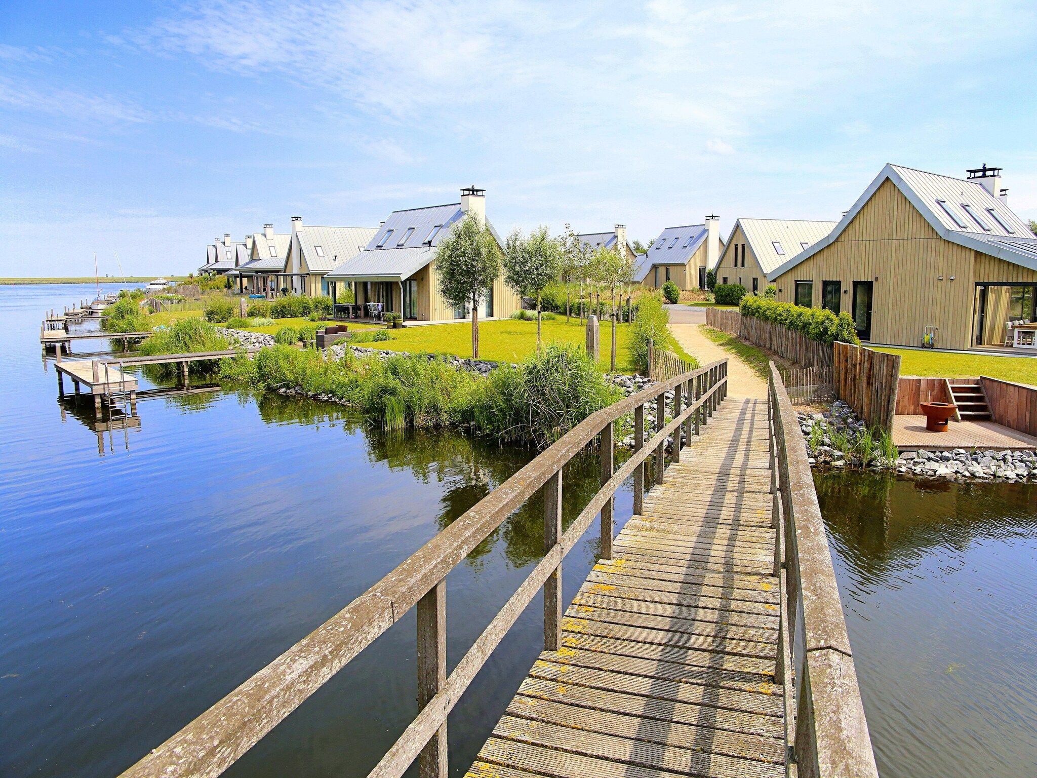 De buitenkant van Resort Waterrijk Oesterdam 7 in Tholen