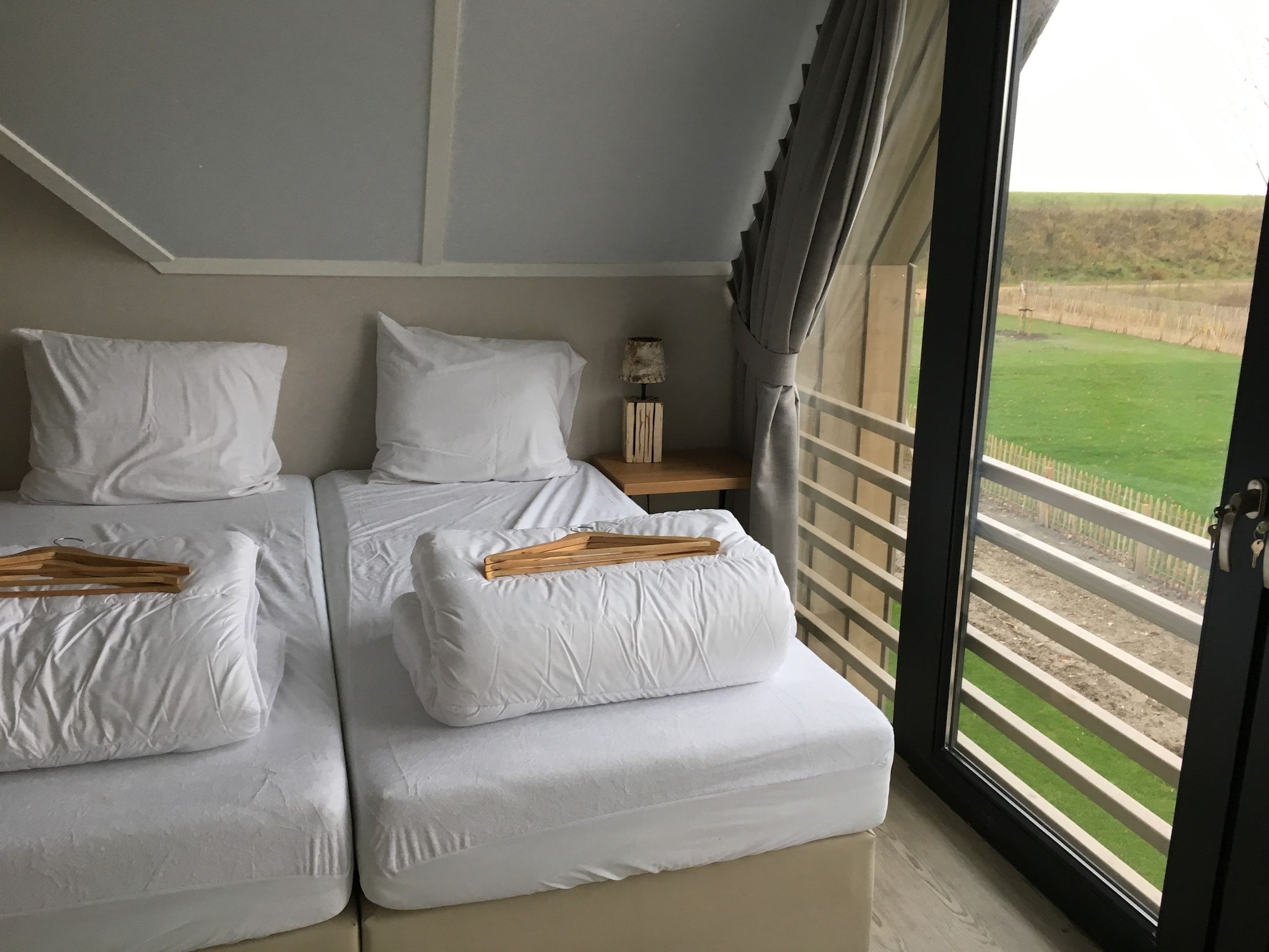 Een slaapkamer van Resort Waterrijk Oesterdam 11 in Tholen