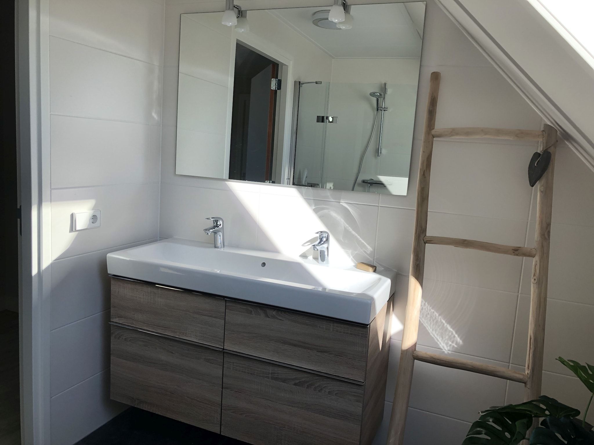 De badkamer van Resort Waterrijk Oesterdam 12 in Tholen