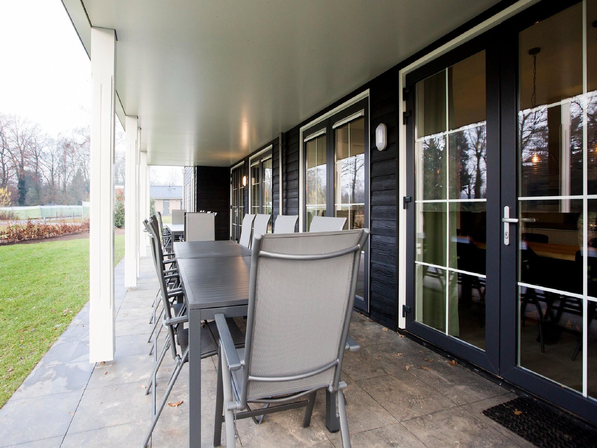 Het terras van Landgoed De IJsvogel 9 in Voorthuizen