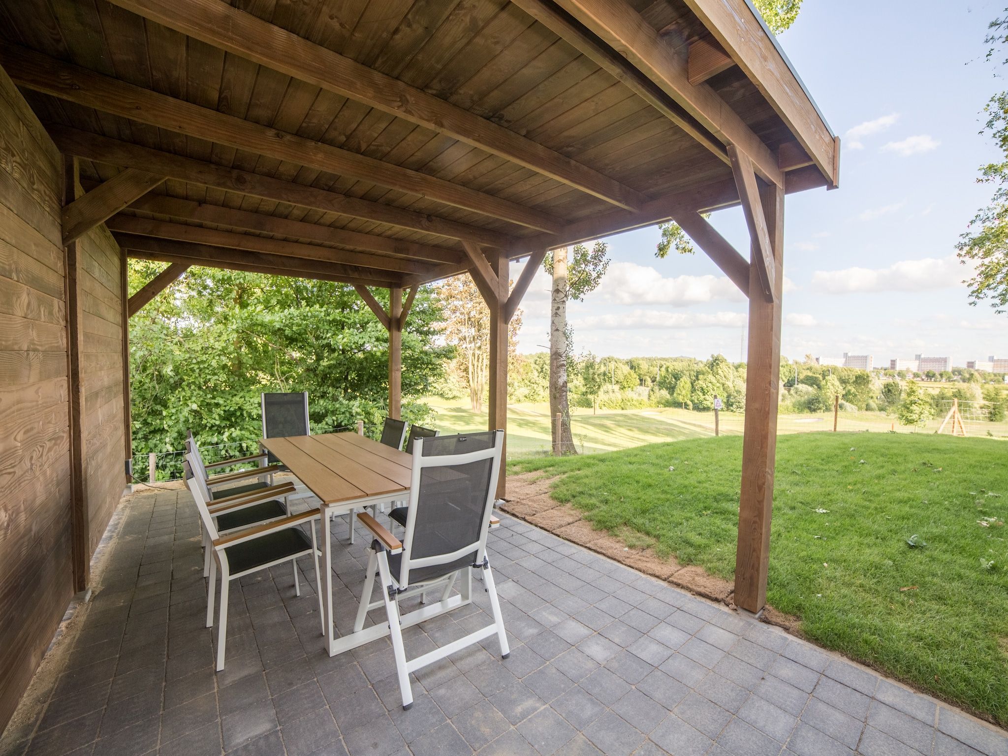 Het terras van Resort Maastricht 14 in Maastricht