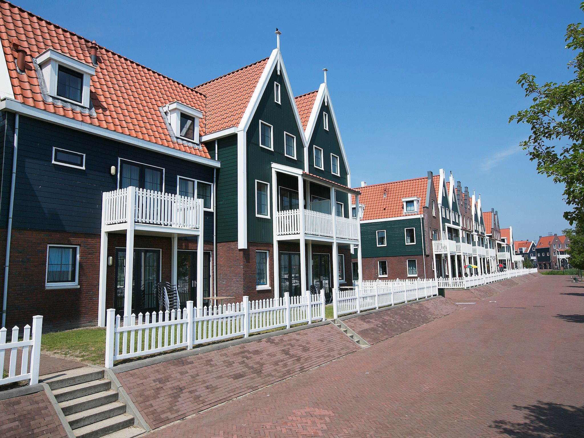 De buitenkant van Marinapark Volendam 13 in Volendam