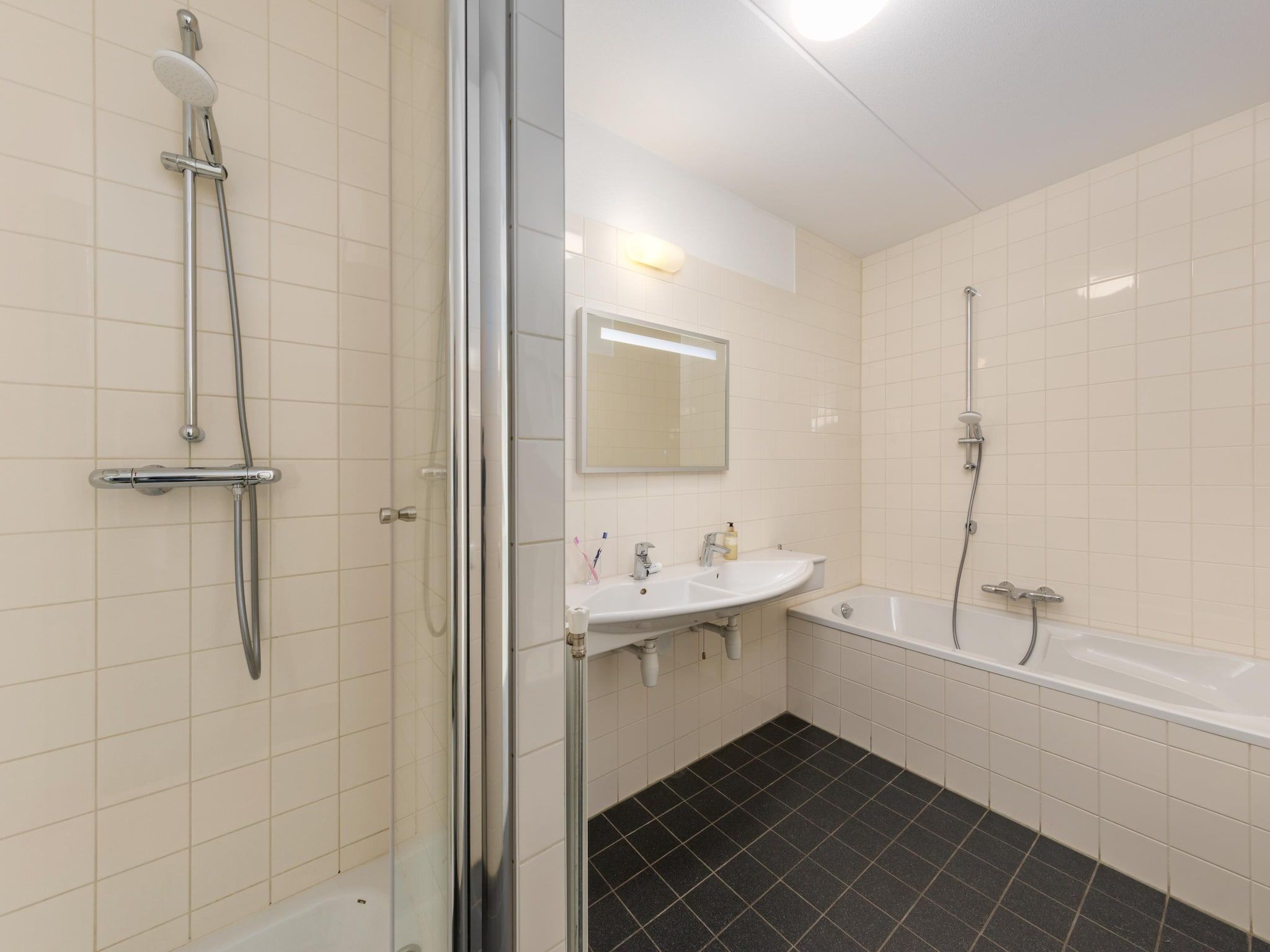 De badkamer van Marinapark Volendam 13 in Volendam