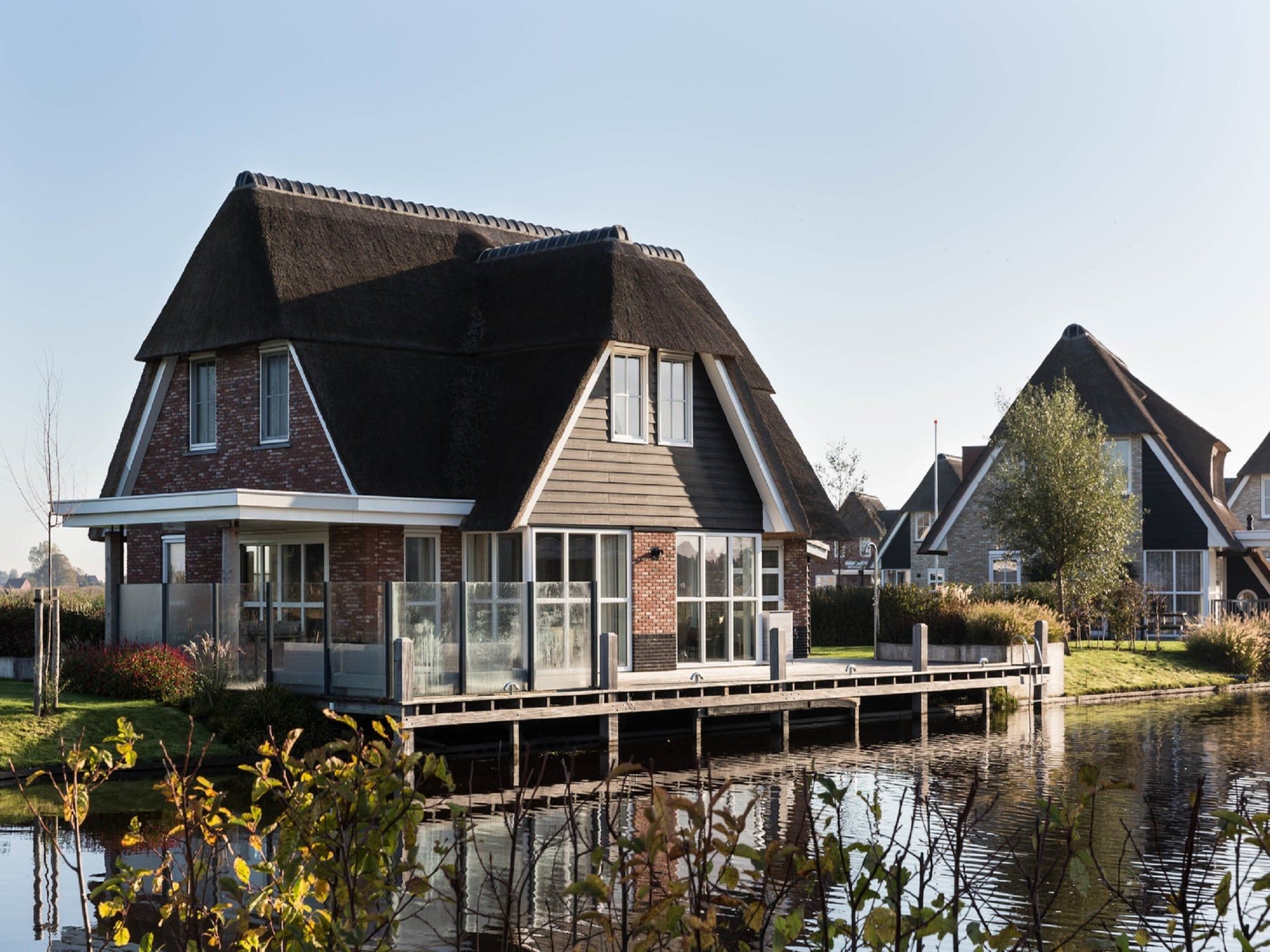 De buitenkant van Friese Meren Villa's 10 in Delfstrahuizen