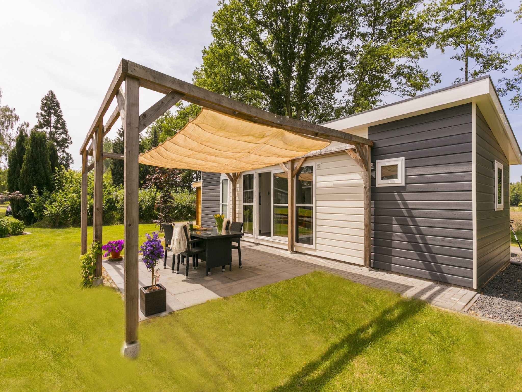 Het terras van Vakantiepark De Lochemse Berg 2 in Lochem