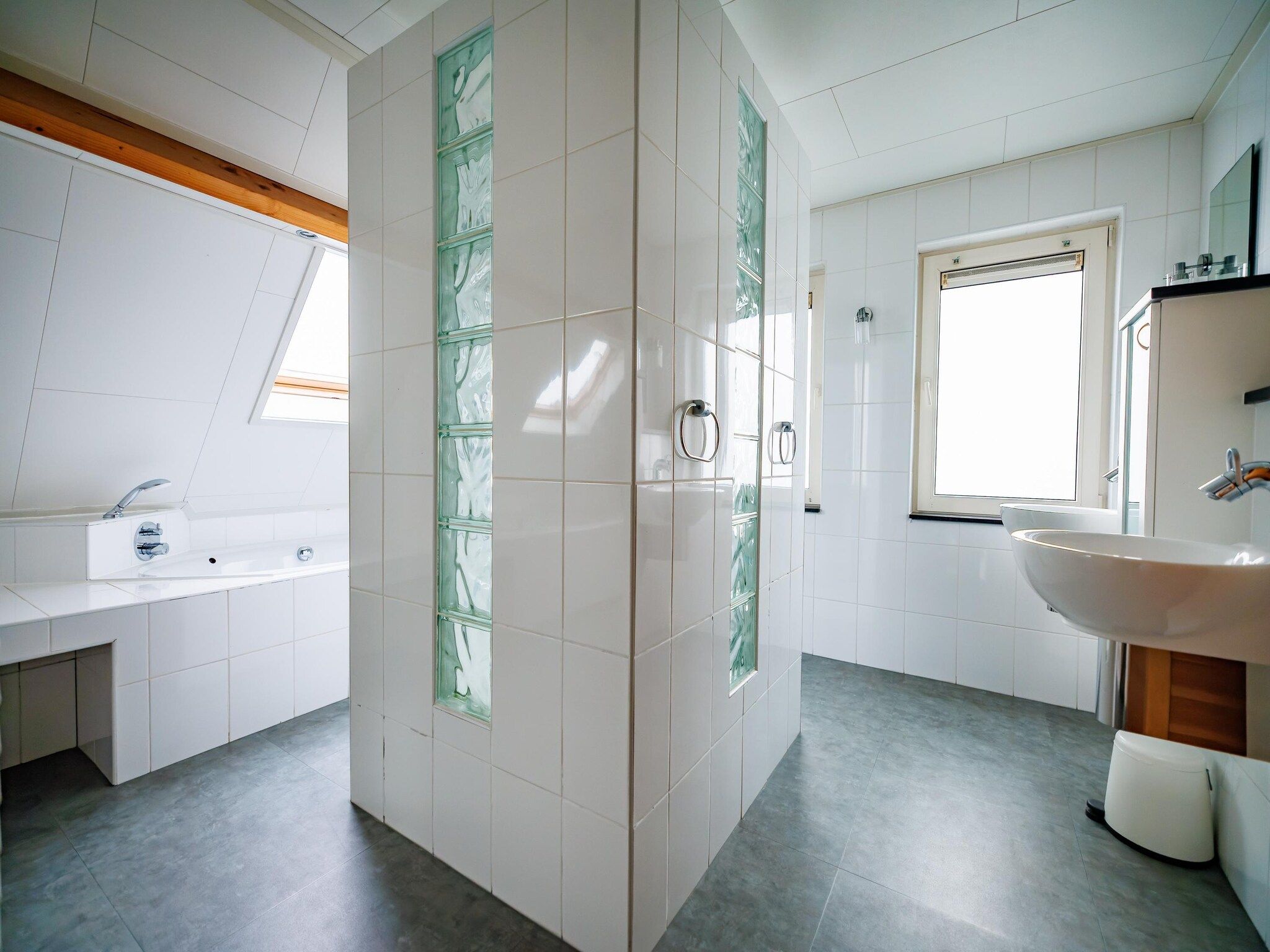 De badkamer van Vakantiepark Eiland van Maurik 4 in Maurik