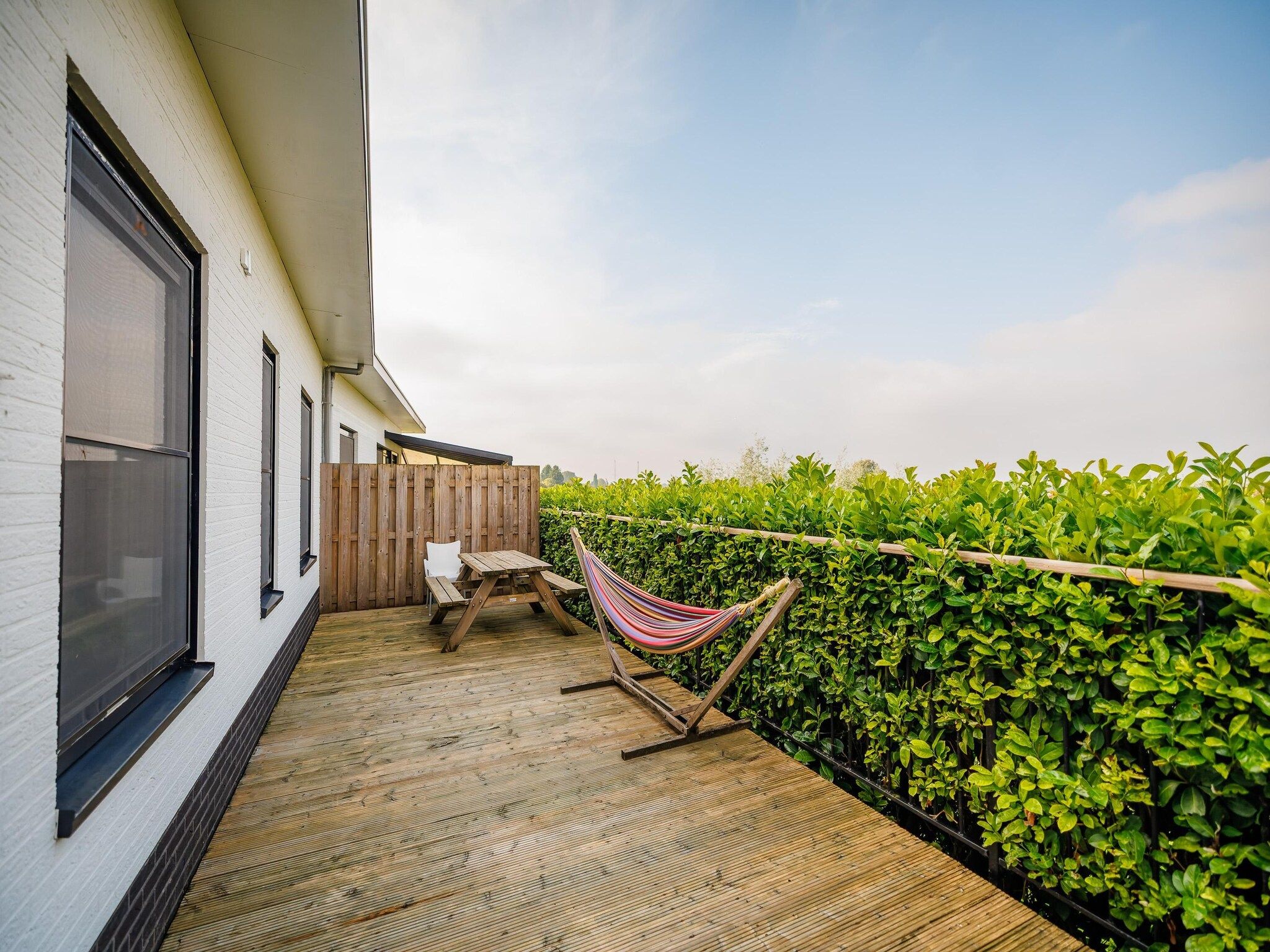 Het terras van Vakantiepark Eiland van Maurik 6 in Maurik