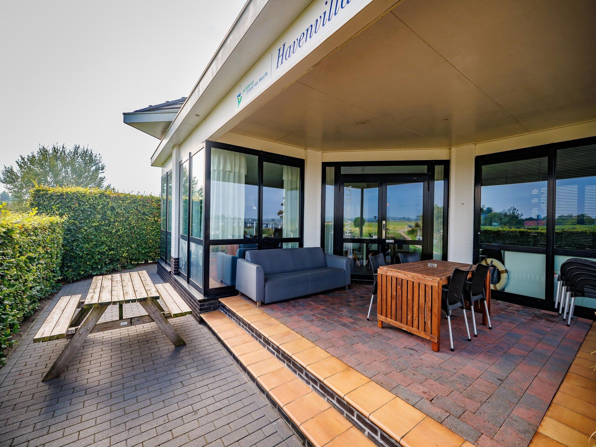 Het terras van Vakantiepark Eiland van Maurik 6 in Maurik