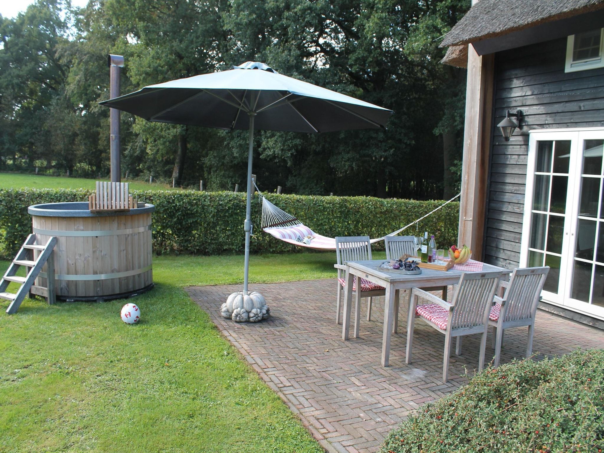 Het terras van De Grimberghoeve 2 in Notter