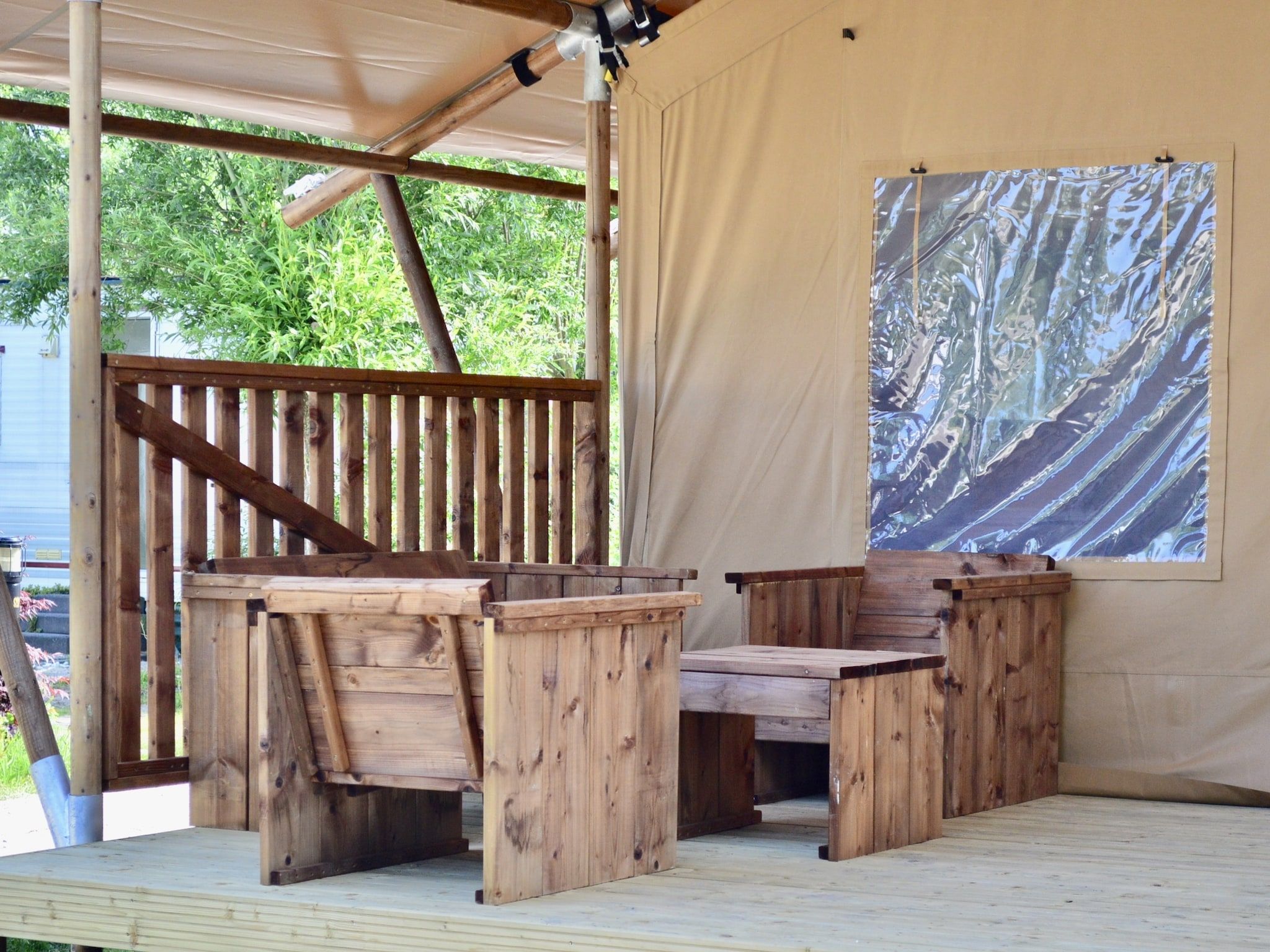 Het terras van Strandpark Vlugtenburg 14 in 's-Gravenzande