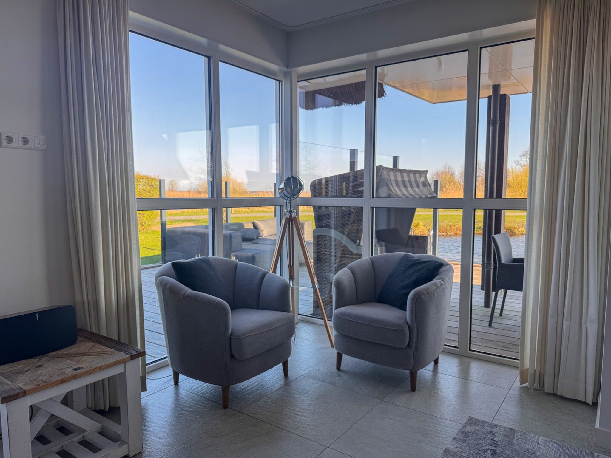 De woonkamer van Friese Meren Villa's 12 in Delfstrahuizen