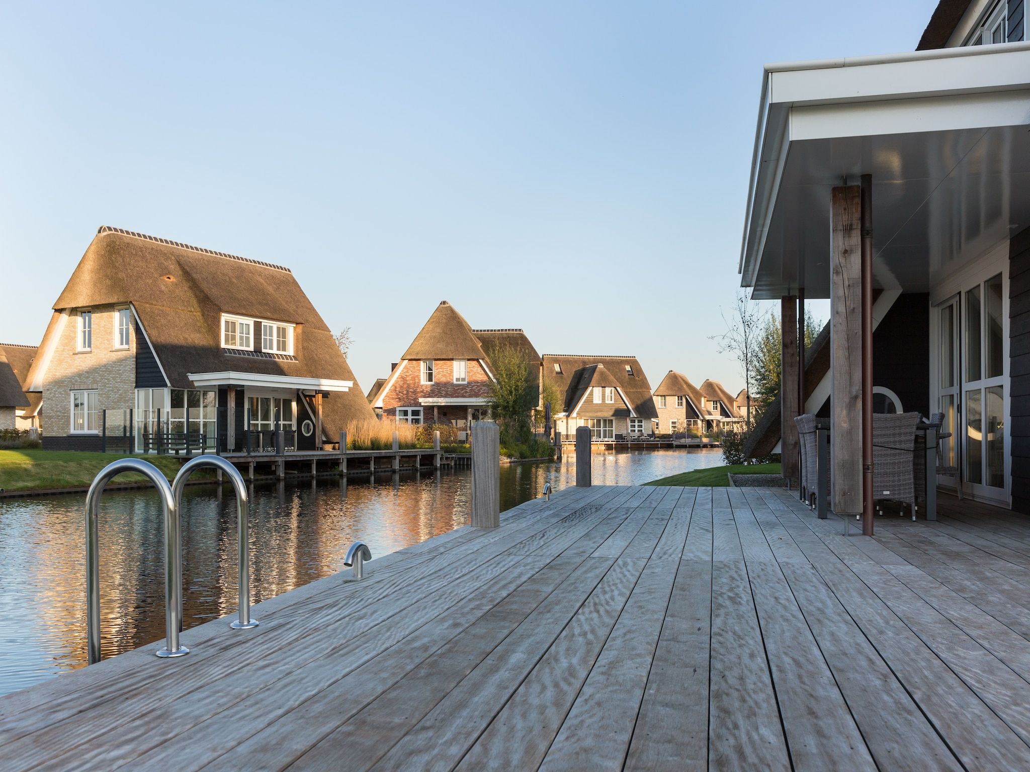 Het terras van Friese Meren Villa's 14 in Delfstrahuizen