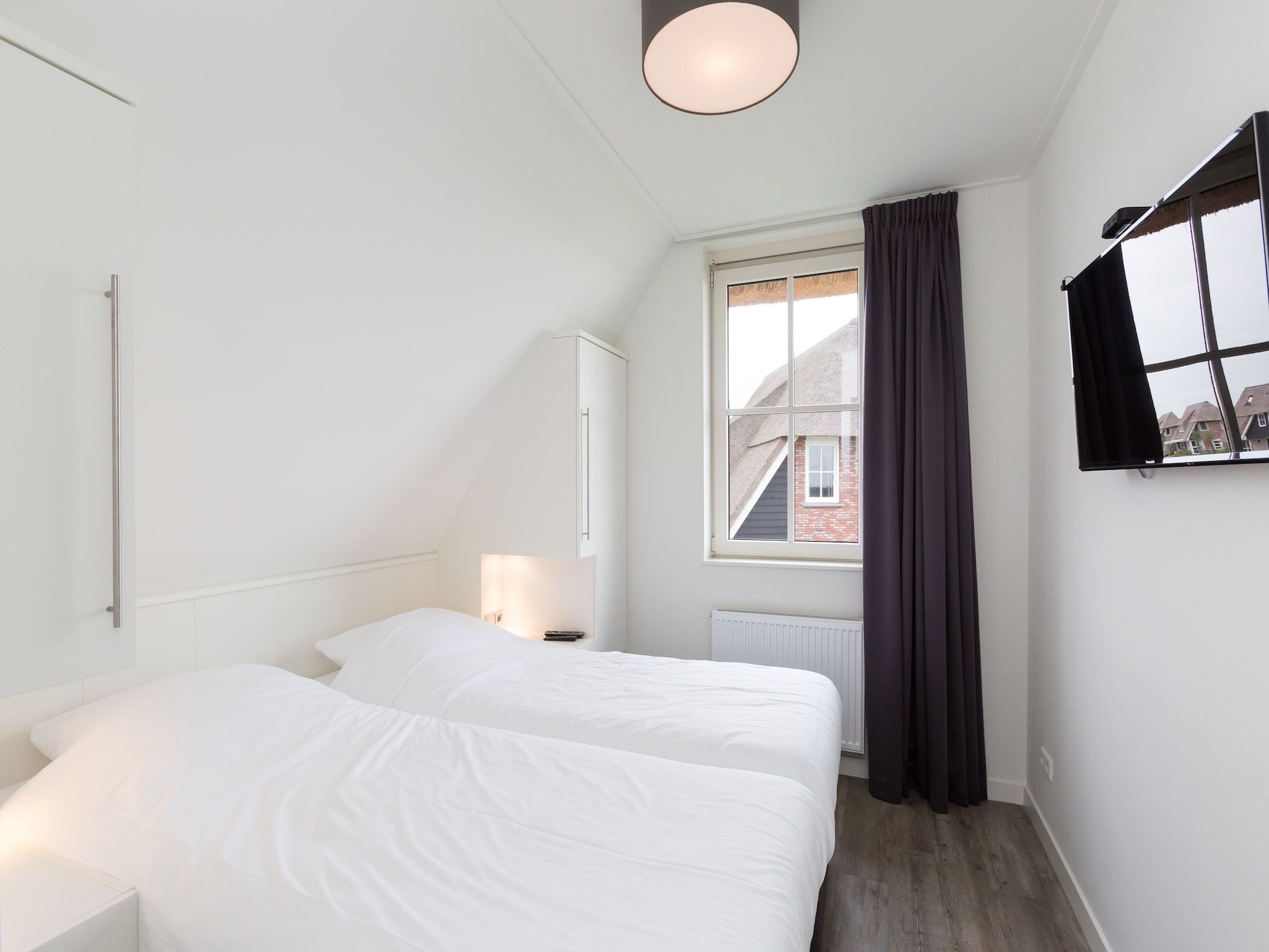 Een slaapkamer van Friese Meren Villa's 15 in Delfstrahuizen