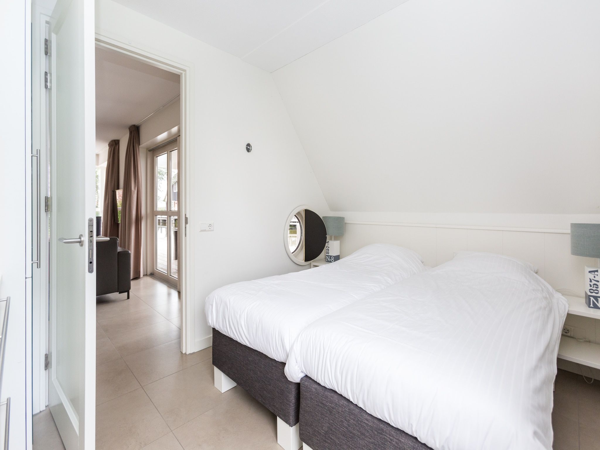 Een slaapkamer van Friese Meren Villa's 15 in Delfstrahuizen